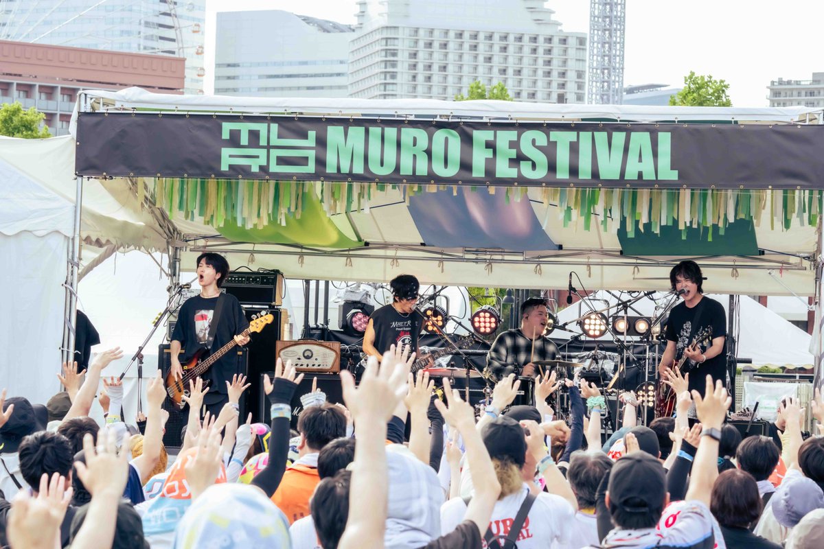 murofes's tweet photo. 【 #ムロフェス2026レポ 】

Dirty Old Menがムロフェスに帰ってきた！彼らの帰還を祝福するかのように雲間から陽が差し込むと“メリーゴーランド”からスタート！物語のように美しく優しい彼らの宝物が豊かに響く会場は、熱く眩しく、愛に満ちていた。“moon wet with honey”は涙なしに聴けませんでした。

pic MASANORI FUJIKAWA
#murofes