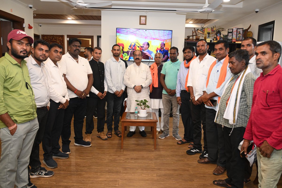 OfficeofArunSao's tweet photo. उप मुख्यमंत्री श्री अरुण साव जी से नवा रायपुर अटल नगर स्थित कार्यालय में सरपंच संघ लोरमी के पदाधिकारियों एवं प्रतिनिधियों ने सौजन्य भेंट की।

इस अवसर पर विधानसभा क्षेत्र एवं ग्राम पंचायतों के समग्र विकास से जुड़े विभिन्न विषयों पर सकारात्मक चर्चा हुई। उप मुख्यमंत्री श्री साव ने जनप्रतिनिधियों के सुझावों को गंभीरता से सुना तथा विकास कार्यों को जनहित और जनआकांक्षाओं के अनुरूप आगे बढ़ाने के प्रति अपनी प्रतिबद्धता दोहराई।