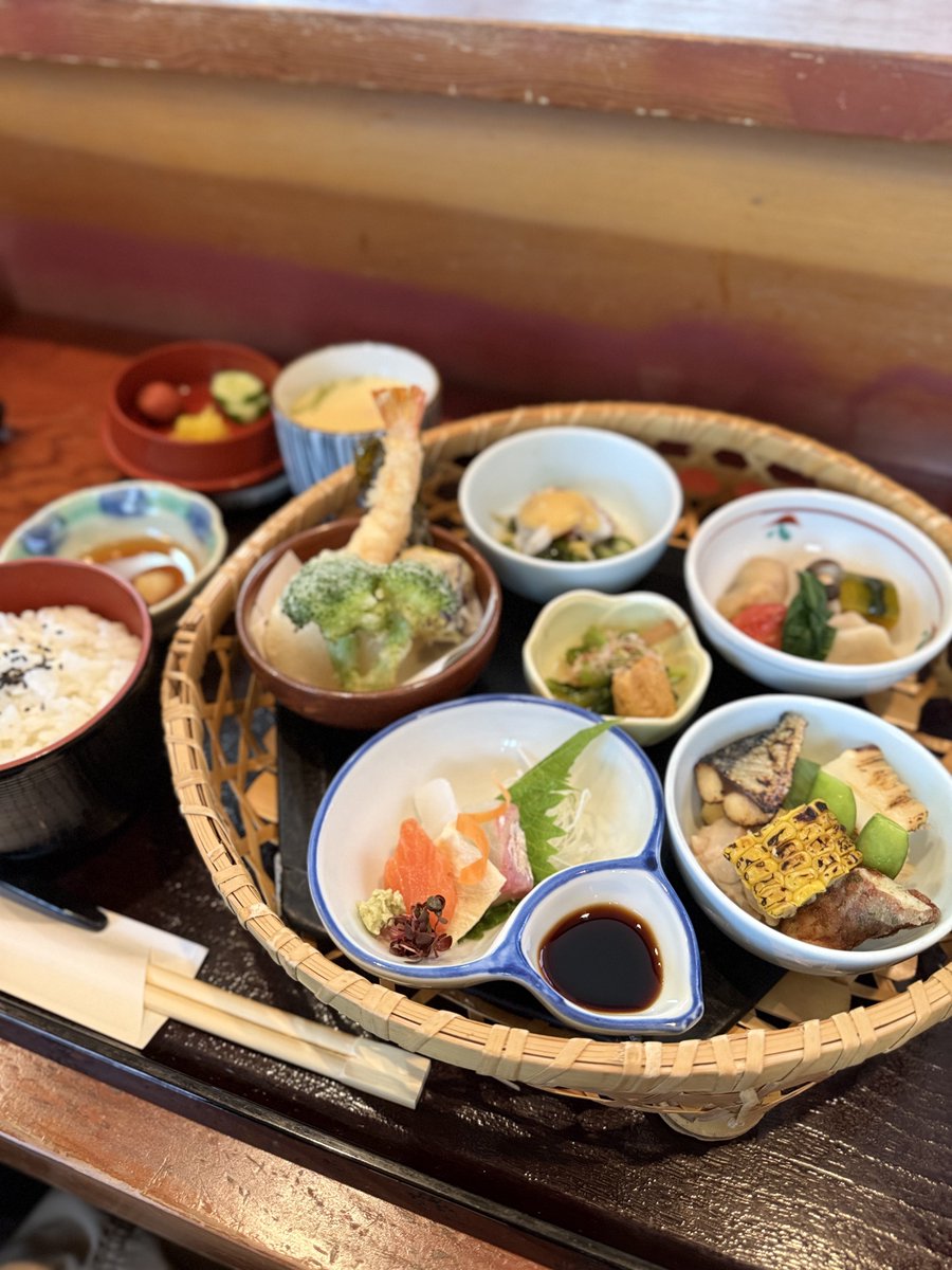 HALdesu1111's tweet photo. いおり（千本中立売西入る）

竹弁当1300円

めちゃくちゃ美味しかった！！超おすすめ！
茶碗蒸しも付いてて最高の極み。
全部丁寧に作られてて、美味しい料理を少しずつ。
華やかで目でも楽しめた。
メニューは1種のみ。
カウンター有りで1人でも入りやすかった。
隠れ名店大発見！年配の方多かった https://t.co/yXTqVN47gv