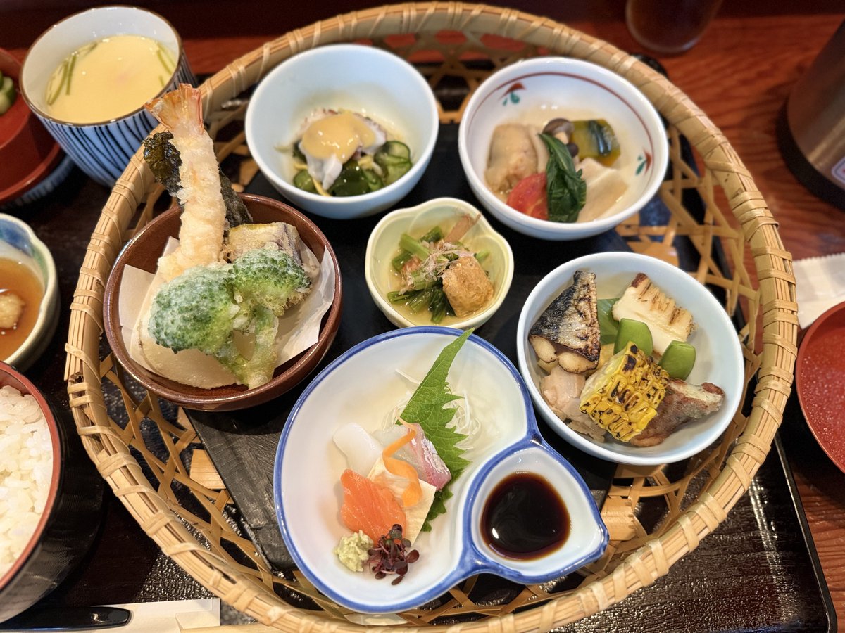 HALdesu1111's tweet photo. いおり（千本中立売西入る）

竹弁当1300円

めちゃくちゃ美味しかった！！超おすすめ！
茶碗蒸しも付いてて最高の極み。
全部丁寧に作られてて、美味しい料理を少しずつ。
華やかで目でも楽しめた。
メニューは1種のみ。
カウンター有りで1人でも入りやすかった。
隠れ名店大発見！年配の方多かった https://t.co/yXTqVN47gv