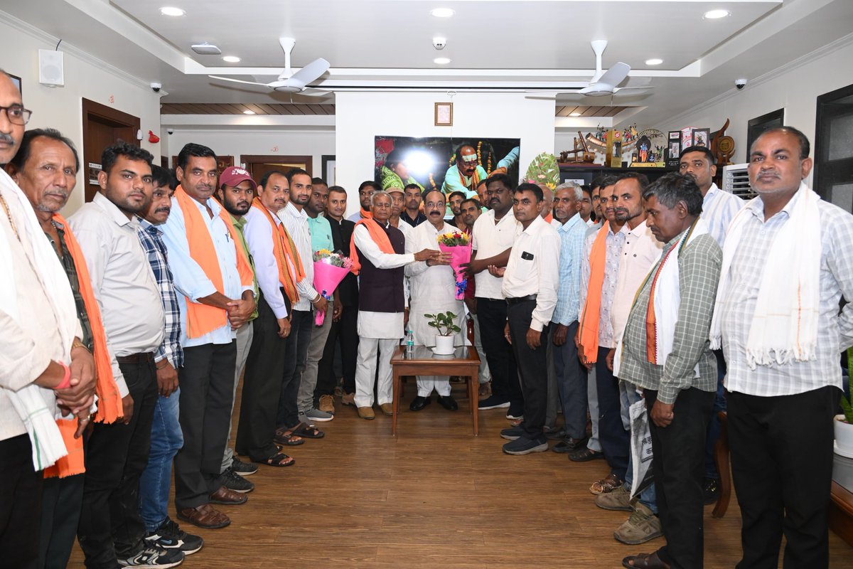 OfficeofArunSao's tweet photo. उप मुख्यमंत्री श्री अरुण साव जी से नवा रायपुर अटल नगर स्थित कार्यालय में सरपंच संघ लोरमी के पदाधिकारियों एवं प्रतिनिधियों ने सौजन्य भेंट की।

इस अवसर पर विधानसभा क्षेत्र एवं ग्राम पंचायतों के समग्र विकास से जुड़े विभिन्न विषयों पर सकारात्मक चर्चा हुई। उप मुख्यमंत्री श्री साव ने जनप्रतिनिधियों के सुझावों को गंभीरता से सुना तथा विकास कार्यों को जनहित और जनआकांक्षाओं के अनुरूप आगे बढ़ाने के प्रति अपनी प्रतिबद्धता दोहराई।