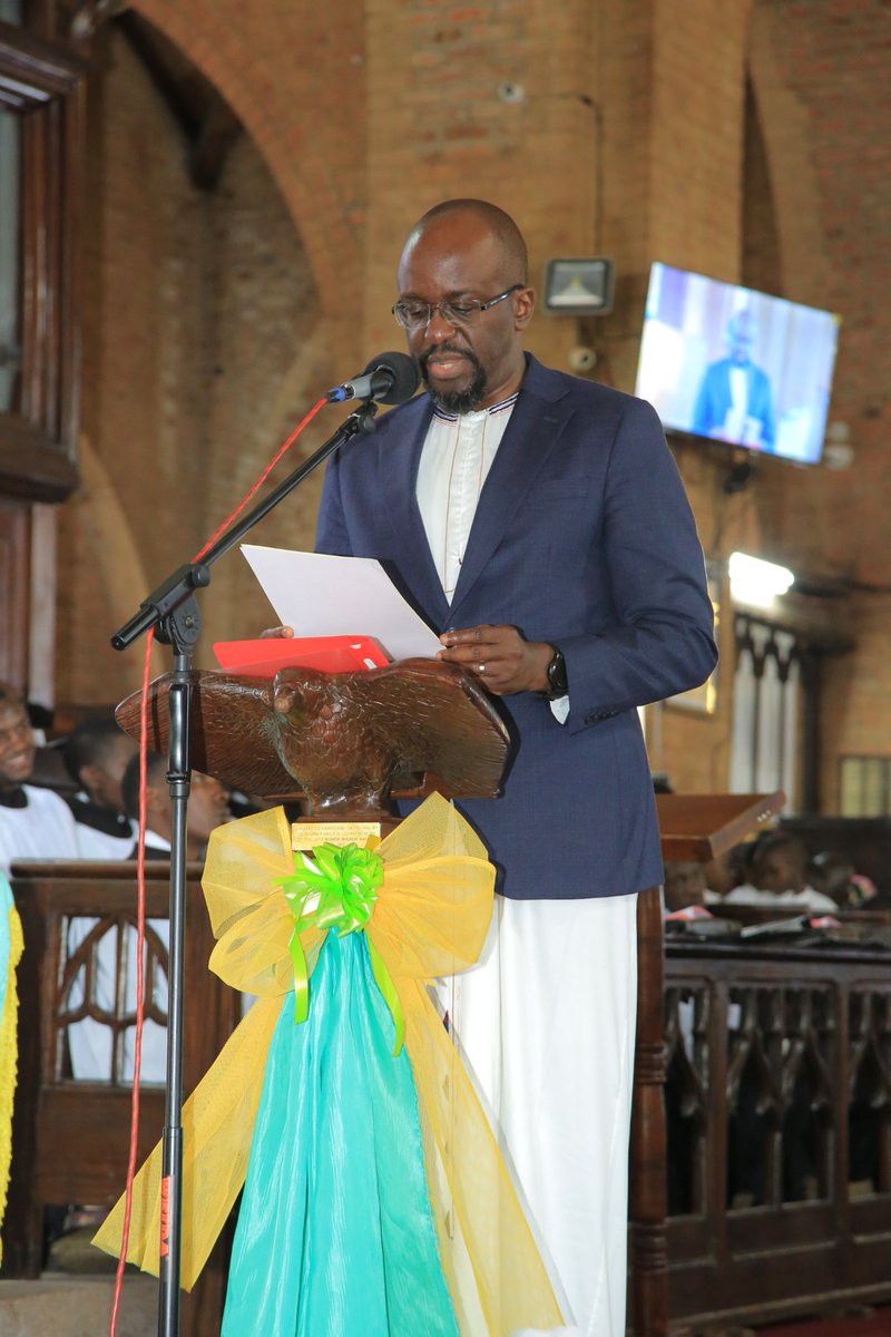 BugandaKingdom_'s tweet photo. Lutikko y’Omutukuvu Paul e Namirembe yegasse ku nzikiriza endala okusabira Ssaabasajja Kabaka Ronald Muwenda Mutebi II okuweza emyaka 33 nga alamula obuganda. 

Dean wa Lutikko Venerable Canon Dunstan Kiwanuka Mazinga, yebazizza Ssaabasajja Kabaka olw'okulwanirira eby'obulamu by'Abantu ba Uganda awatali kusosolamu era n'enkola ya Bulungibwansi esimbidde ddala mu buwufu bw'okukuuma obuyonjo mu bitundu byaffe okwewala endwadde. Atadde Ssaabasajja Kabaka mu mikono gy'omutonzi, amuwangaaze, amuwe obulamu obulungi ayongere okulamula Obuganda. 

Obubaka bwa Katikkiro busomeddwa Minisita w'ettaka n'Ebizimbe, Oweek Daudi Mpanga. Katikkiro agamba buli lukya twongera okusabira Ssaabasajja Kabaka n'okwebaza ennyo abakulembeze b'eddiini ez’enjawulo olw'essaala zonna, obuwagizi ate n'okutambulira awamu n'Obwakabaka. 

Mu kusinza kuno waliwo abakyala abayingiziddwa mu kibiina ky'Abakyala abakirisitaayo era bakube ebirayiro mu butongole.