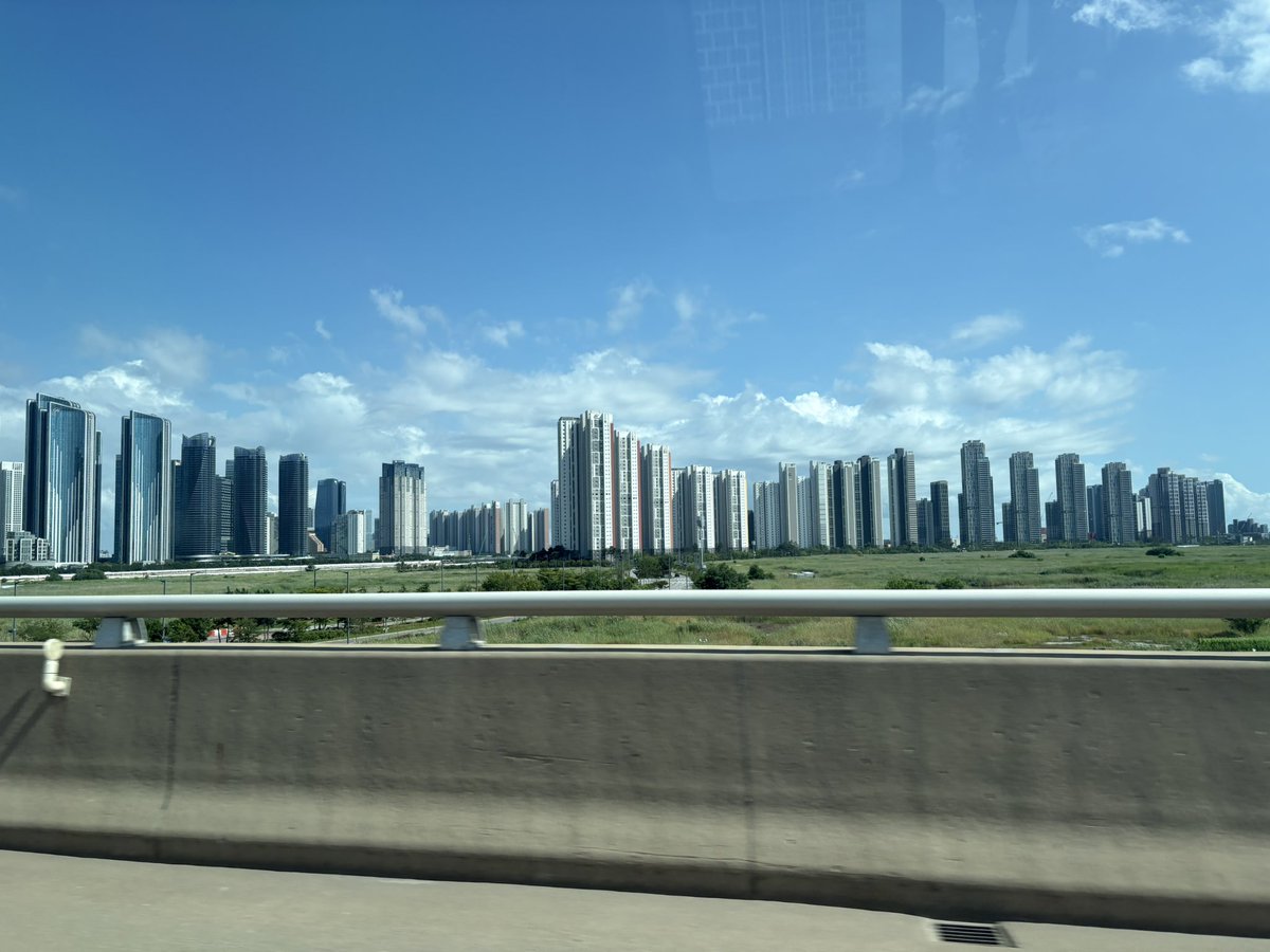 ISSA26640's tweet photo. 合宿で韓国に来ました！
空港からホテルまでの間のマンションがすごい👀🏙️🏙️🏙️
＃いっさのけんちく��り https://t.co/n01wA7GbfT