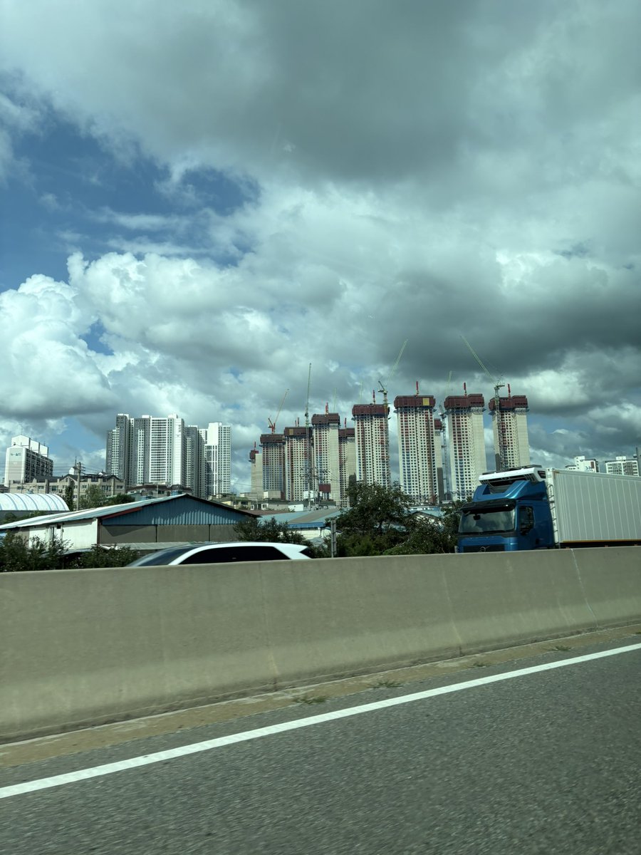ISSA26640's tweet photo. 合宿で韓国に来ました！
空港からホテルまでの間のマンションがすごい👀🏙️🏙️🏙️
＃いっさのけんちく��り https://t.co/n01wA7GbfT