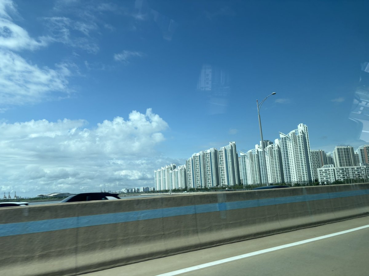 ISSA26640's tweet photo. 合宿で韓国に来ました！
空港からホテルまでの間のマンションがすごい👀🏙️🏙️🏙️
＃いっさのけんちく��り https://t.co/n01wA7GbfT