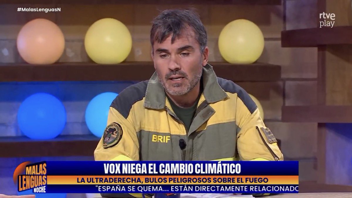 JaviRodrigo11's tweet photo. El bombero forestal "elegido al azar" que sale en TVE, hablando -cómo no- mal de Ayuso y defendiendo el “cambio” climático, -el mismo que se puso en huelga en pleno incendio dejando solos a los ciudadanos que le pagan su sueldo, resulta que es un activista de izquierdas, sindicalista y confesó votante de Izquierda Unida.

Casualidades de la vida. 

Ojalá, a él y a todos los huelguistas los echen a la calle y los juzguen penalmente. Por hacer huelga cuando hay vidas en juego,