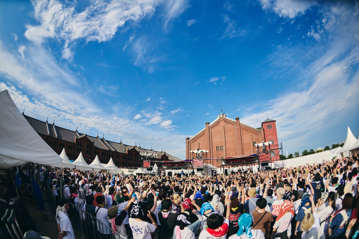 murofes's tweet photo. 【 #ムロフェス2026レポ 】

昨年、この赤レンガステージで語ったワンマンライブの約束を果たし、帰ってきたのはBrown Basket。
「いくぞO-Crest！」という号令を皮切りに、人で溢れそうなフロアからシンガロングが止まない。これこそ“BY MY SIDE”にある衝動。
日は傾く午後四時半、それなのに今が一番アツいのは、立ち止まっていられないほど楽しすぎるから！一人残らず当事者になるしかない音楽が呼んでいるから！

pic @san00000n
#murofes
