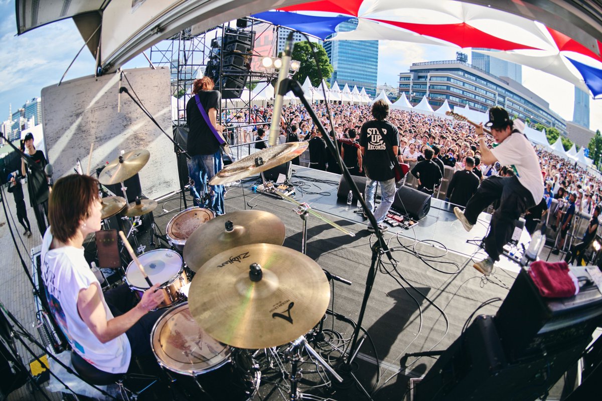 murofes's tweet photo. 【 #ムロフェス2026レポ 】

昨年、この赤レンガステージで語ったワンマンライブの約束を果たし、帰ってきたのはBrown Basket。
「いくぞO-Crest！」という号令を皮切りに、人で溢れそうなフロアからシンガロングが止まない。これこそ“BY MY SIDE”にある衝動。
日は傾く午後四時半、それなのに今が一番アツいのは、立ち止まっていられないほど楽しすぎるから！一人残らず当事者になるしかない音楽が呼んでいるから！

pic @san00000n
#murofes