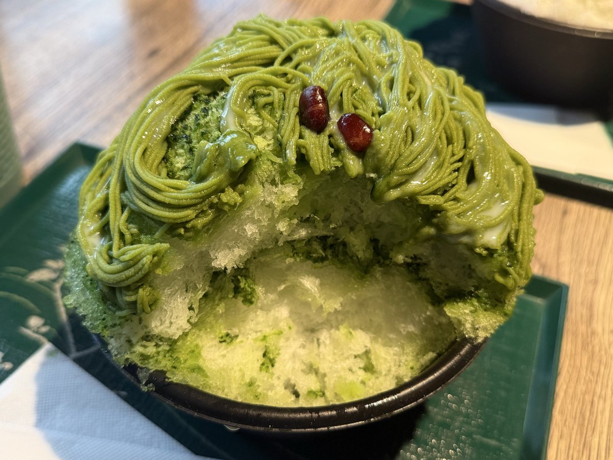 metchamatcha1's tweet photo. 裏参道ガーデンの宇治園で
抹茶の搾りたてモンブランのかき氷と
アイスグリーンティー！🌱
メニュー変わるところで、かき氷今日で最後らしい…！
次からは抹茶ラテや、抹茶アイスにモンブラン
かき氷めっちゃ美味しかった…！🍧
氷ふわふわで、抹茶の味も美味しかった〜
ほうじ茶のも美味しかった！
栗のは練乳多めで甘め〜🌰
グリーンティーは甘さありつつ苦みしっかり目だった
メニュー変わった後も行きたい
#抹茶大好き #抹茶かき氷 #抹茶モンブラン #抹茶和菓子 #抹茶スイーツ #抹茶 #matcha