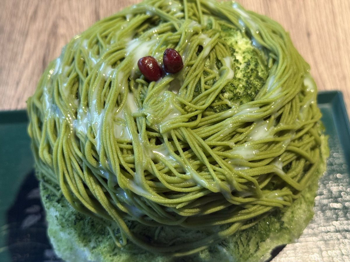 metchamatcha1's tweet photo. 裏参道ガーデンの宇治園で
抹茶の搾りたてモンブランのかき氷と
アイスグリーンティー！🌱
メニュー変わるところで、かき氷今日で最後らしい…！
次からは抹茶ラテや、抹茶アイスにモンブラン
かき氷めっちゃ美味しかった…！🍧
氷ふわふわで、抹茶の味も美味しかった〜
ほうじ茶のも美味しかった！
栗のは練乳多めで甘め〜🌰
グリーンティーは甘さありつつ苦みしっかり目だった
メニュー変わった後も行きたい
#抹茶大好き #抹茶かき氷 #抹茶モンブラン #抹茶和菓子 #抹茶スイーツ #抹茶 #matcha