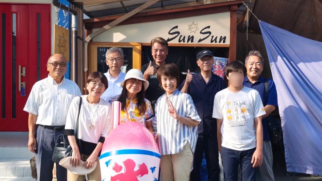 mitsu_takeda's tweet photo. 朝から一丘中学校へお邪魔し来週の大会に向けて練習している🎷吹奏楽部を見学に行きました。午後からは、松村グループが再集結！5月の市議選でお世話になった方のお店へお伺いしました。皆で🍧かき氷を頬張り楽しいひと時を過ごしました。お店は ☀️Sun O Sunサンオーサン。是非一度お立ち寄り下さい。 https://t.co/mxwHCnnkKh