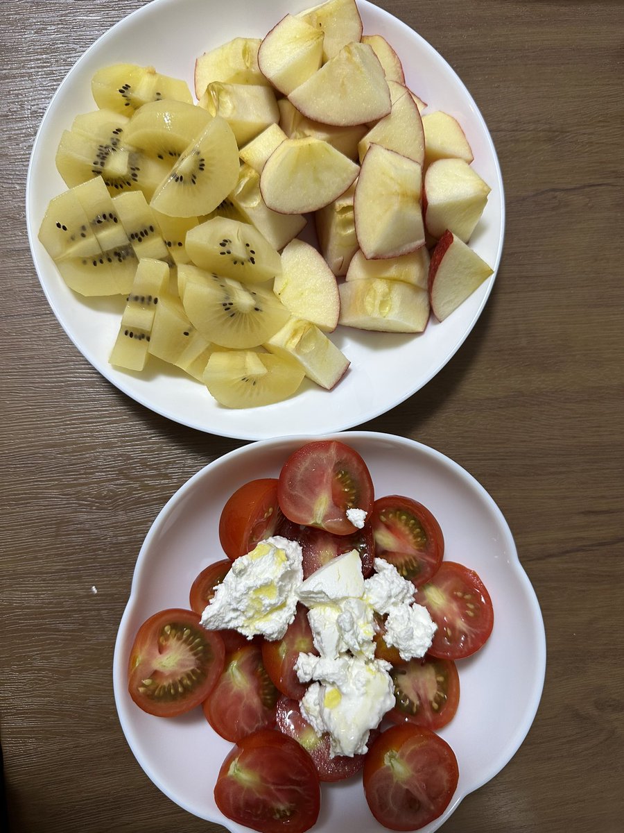 noco_bigeater's tweet photo. 明日からしばらく東京居ないので一人フルーツバイキング開催🍎🥝🍅
食べてしまわないとね！ https://t.co/MC4GFxZ8nT