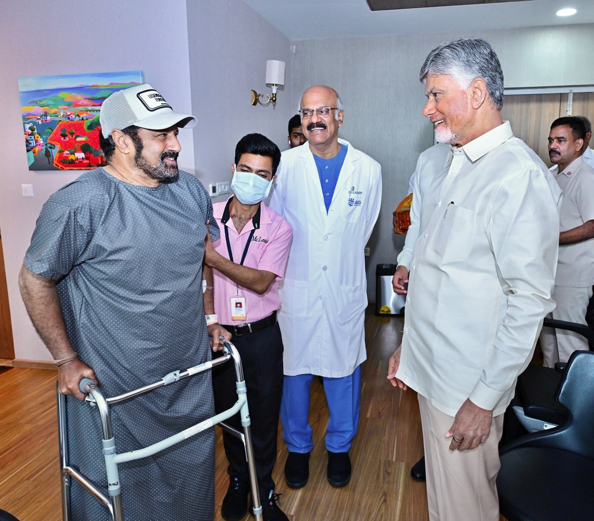 Telugu360's tweet photo. బాలకృష్ణను పరామర్శించిన సీఎం చంద్రబాబు! 

హైదరాబాద్ ఏఐజీ (AIG) ఆసుపత్రిలో చికిత్స పొందుతున్న బాలకృష్ణను  ఏపీ ముఖ్యమంత్రి చంద్రబాబు పరామర్శించారు.

గత వారం షూటింగ్‌లో బాలకృష్ణ మోకాలికి గాయం కావడంతో శస్త్రచికిత్స జరిగిన సంగతి తెలిసిందే. ఈ నేపథ్యంలో ఆయన ఆరోగ్య పరిస్థితి, కోలుకుంటున్న తీరు గురించి ఆసుపత్రి వైద్యులను అడిగి తెలుసుకున్నారు సీఎం. 

#Balakrishna #Chandrababu
