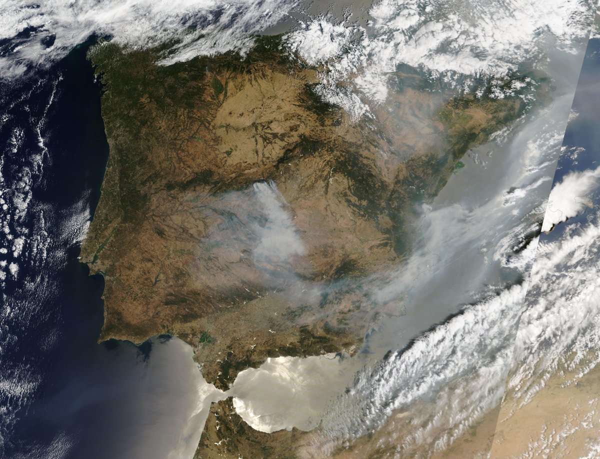 alvaroliver's tweet photo. Última imagen del satélite Terra, de hace escasos minutos. Se ve bien la gran humareda de los #IFBurgohondo e #IFSierraOeste con propagación al sur-sureste. Ambiente muy turbio también en el este peninsular por el #IFVallDUixó https://t.co/Su1JZ95r3v