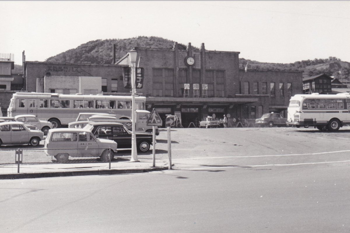 c55241's tweet photo. 1966年の小樽駅

62年の写真が出てくるとは…
正面駅名板が設置された時期が絞られてきた。 https://t.co/7JRwo5Qz4b