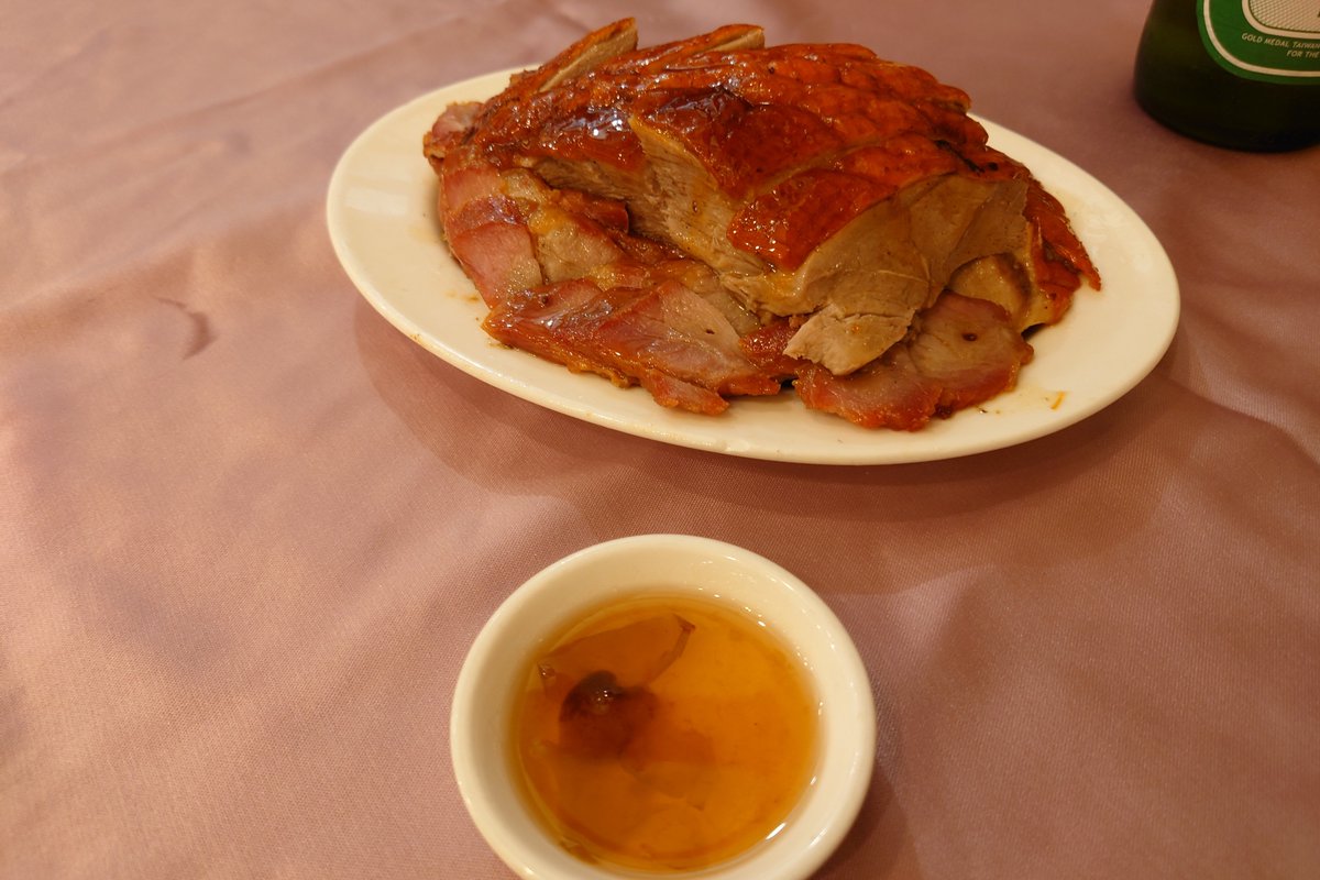 JUN791209's tweet photo. 台湾・台北市の広東料理店『奥香園』にて夜ごはん。この店は広東風の焼物が絶品です😊焼きアヒル、密汁チャーシューの盛合せ（小）を注文。焼きアヒルはくせがなく噛むほどにジューシーで、付け合せの梅ソースをつけていただくとサッパリいただけます。チャーシューとともに台湾ビールが止まりません😂 https://t.co/vmw1mChbIE