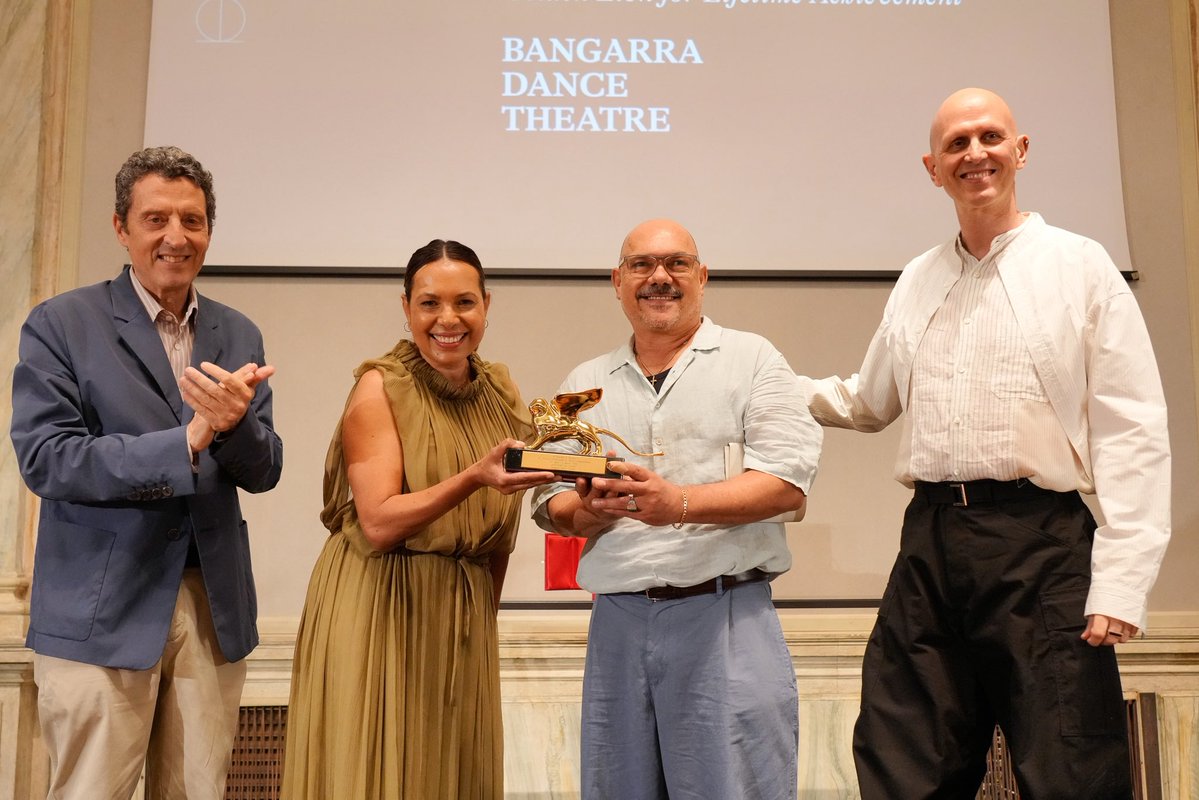 la_Biennale's tweet photo. #BiennaleDanza2026 #LeoneDOro #FrancesRings e #StephenPage (#BangarraDanceTheatre): “Bangarra Dance Theatre prende il nome da una parola della lingua Wiradjuri che significa ‘accendere il fuoco’. Ci consideriamo narratori e custodi del fuoco: raccontiamo storie con l'obiettivo fondamentale di proteggere, preservare e valorizzare il patrimonio vivente dei Popoli delle Prime Nazioni. Per questo lavoriamo a stretto contatto con le nostre comunità e con gli anziani, rafforzando il legame tra passato, presente e futuro. Favoriamo la trasmissione del sapere da una generazione all'altra e consideriamo Bangarra una forza culturale. Le comunità sono per noi una famiglia, il nostro staff è un gruppo di sostenitori e il pubblico è fatto di amici. Da oltre trent’anni, Bangarra utilizza la propria voce e il proprio palcoscenico per dare spazio e visibilità alle comunità delle Prime Nazioni.”