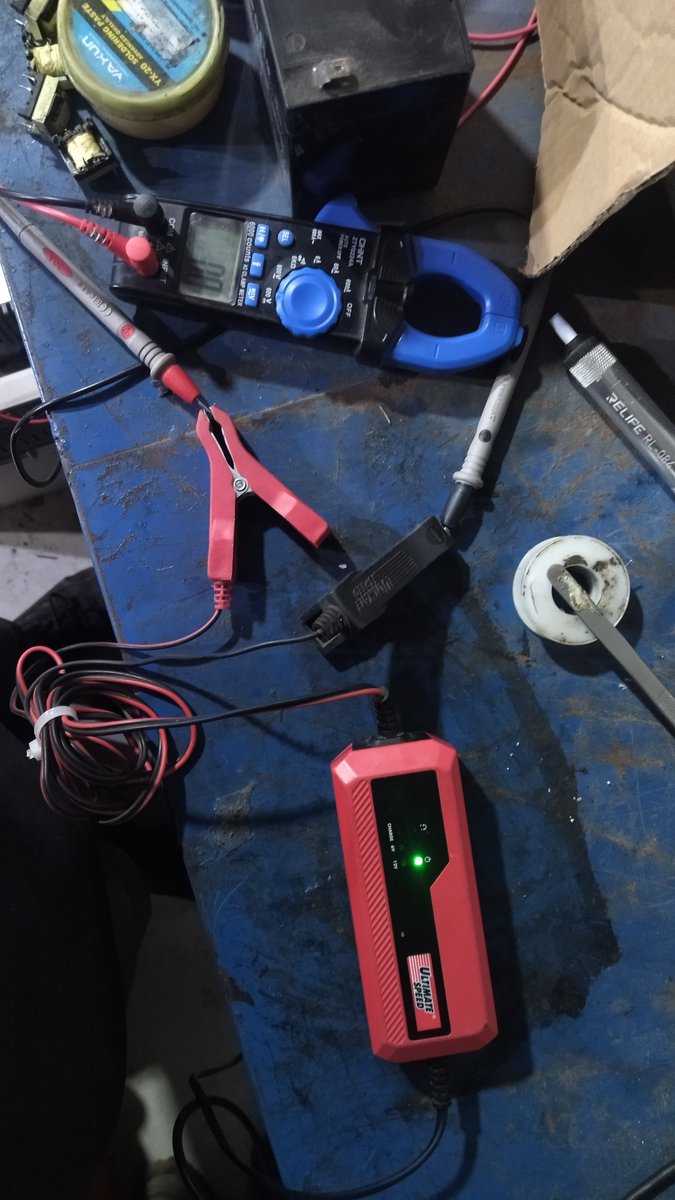 Mr_Engineer_456's tweet photo. excited about smart chargers with apps and Bluetooth.
This one has three LEDs and a switch. It's charged more batteries than most "smart" chargers ever will.
It's just unglamorous. https://t.co/Nkr2p4NxyN