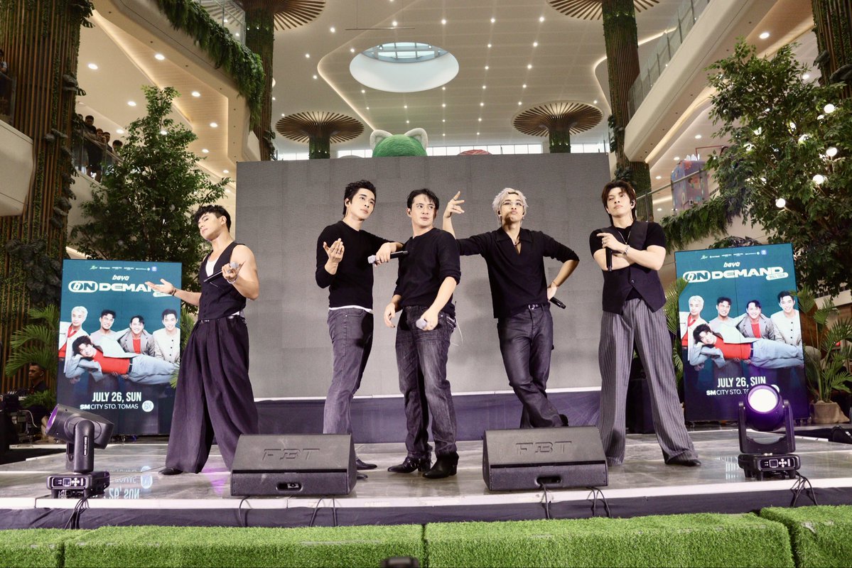 bgyo_ph's tweet photo. Ala eh! Pagka-lakas at taas ng energy ng SM City Sto. Tomas, Batangas! 💙

Thank you for all the love and support, mga sinta! 🥀

Keep streaming our EP, ‘On Demand’!
🔗 https://t.co/CRUwh6C8KO

#BGYO #BGYO_OnDemandEP https://t.co/oU6dcB5ZsX