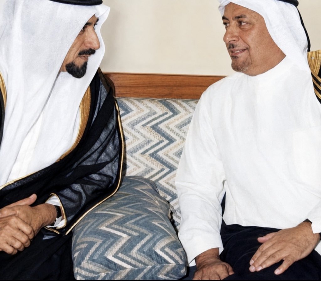 hmy888's tweet photo. من الأسواق… إلى دوائر القرار… رجلٌ صنع القيادات وآثر البقاء بعيدًا عن الأضواء

#عبدالعزيز_علي_عبدالوهاب_المطوع

ليست كل الشخصيات التي صنعت تاريخ الكويت حملت لقب حاكم، أو تقلدت منصبًا رسميًا، أو تصدرت صفحات الصحف.

ففي كل مرحلة من تاريخ الأمم، هناك رجال يعملون في صمت، لكن آثارهم تتجاوز أعمارهم، وتمتد إلى أجيال لم تلتقِ بهم قط. يمرون في حياتهم بهدوء، بينما تظل بصماتهم راسخة في الاقتصاد، والتعليم، والعمل العام، والعمل الخيري، وصناعة الرجال.

ومن بين أولئك الرجال، يبرز اسم #عبدالعزيز_علي_عبدالوهاب_المطوع.

لم يكن مجرد تاجر جمع ثروة، وإن كان من كبار تجار الكويت في القرن العشرين، ولم يكن مجرد محسن أنفق من ماله، وإن امتدت أياديه البيضاء إلى داخل الكويت وخارجها، ولم يكن سياسيًا يتنافس على المناصب، لكنه كان حاضرًا في دوائر القرار، قريبًا من صناعها، وواحدًا من الرجال الذين وثقت بهم الدولة، واحترمتهم القيادات، وقدرتهم النخب الاقتصادية والفكرية في العالم العربي.

كانت شخصيته تجمع بين خصال يصعب اجتماعها في رجل واحد؛ عقل التاجر، وانضباط الإداري، وبعد نظر رجل الدولة، وتواضع المؤمن الذي يرى أن المال وسيلة لا غاية، وأن الإنسان هو أعظم مشروع يمكن أن يتركه المرء بعد رحيله.

ولهذا، فإن قراءة سيرته ليست قراءة في حياة رجل أعمال ناجح، بل قراءة في مرحلة كاملة من تاريخ الكويت، يوم كانت البلاد تبني نفسها بجهود أبنائها، قبل أن تتدفق الثروة النفطية، وقبل أن تتشكل مؤسسات الدولة الحديثة.

⸻

ولد #عبدالعزيز_علي_عبدالوهاب_المطوع عام 1910، في الكويت التي كانت تعيش على البحر، والغوص، والسفر، والتجارة.

كانت المدينة آنذاك صغيرة في عمرانها، لكنها كبيرة في أخلاق أهلها.

لم تكن الشوارع معبدة، ولا المباني شاهقة، لكن القيم كانت شامخة.

كان الرجل يعرف بصدق حديثه قبل أن يعرف بثروته، وكانت الكلمة الموثوقة تعادل توقيعًا لا يمكن نقضه، وكانت السمعة الطيبة رأس المال الحقيقي الذي يتوارثه الأبناء عن الآباء.

في تلك البيئة فتح عبدالعزيز عينيه على الدنيا

نشأ في بيت #علي_عبدالوهاب_المطوع، أحد البيوت الكويتية المعروفة بالتجارة والاستقامة، فتعلم منذ صغره أن المال لا يكتسب قيمته من كثرته، وإنما من الطريقة التي يُكتسب بها، ومن الأثر الذي يتركه في حياة الناس.

كان والده يردد أن التجارة ليست بابًا للغنى فحسب، بل ميدانٌ للأخلاق، وأن التاجر إذا فقد أمانته فقد خسر كل شيء، ولو امتلأت خزائنه ذهبًا.

كانت تلك الكلمات أول مدرسة دخلها عبدالعزيز.

ثم جاءت المدرسة الثانية.

مع افتتاح المدرسة الأحمدية، التي شكلت بداية التعليم النظامي الحديث في الكويت، كان عبدالعزيز من أوائل طلابها، وتلقى فيها علوم القراءة والكتابة والحساب، في وقتٍ كان التعليم فيه امتيازًا لا يناله إلا القليل.

لكن التعليم، بالنسبة لذلك الجيل، لم يكن ينتهي بخروج الطالب من المدرسة.

بل كان يبدأ بعدها.

⸻

بعد انتهاء الدروس، كان عبدالعزيز يتجه إلى سوق الكويت.

ولم يكن السوق مجرد مكان للبيع والشراء.

كان جامعةً مفتوحة، يتعلم فيها الشباب من كبار التجار أكثر مما يتعلمونه من الكتب.

هناك، رأى كيف تُعقد الصفقات بالكلمة، وكيف تُحفظ الحقوق بالثقة، وكيف يبني التاجر اسمه طوال سنوات، وقد يفقده في لحظة إذا خان أمانته.

كان يسمع أسماء كبار التجار تتردد باحترام، لا لأنهم كانوا الأغنى، بل لأن الناس كانوا يطمئنون إليهم.

وهناك تشكلت فلسفته في الحياة.

أدرك أن الثروة لا تصنع المكانة…

بل الأخلاق هي التي تصنعها.

وأدرك أن المال قد ينتقل من يد إلى يد، لكن السمعة تبقى أو تضيع بحسب أفعال صاحبها.

ولهذا، لم يكن مستغربًا أن يبدأ خطواته الأولى في التجارة وهو يحمل من المبادئ أكثر مما يحمل من رأس المال.

كانت الكويت، في العقود الأولى من القرن العشرين، بوابة الخليج التجارية.

تصل إليها السفن من الهند وشرق أفريقيا والبصرة، وتخرج منها البضائع إلى أنحاء الجزيرة العربية.

وكان التاجر الكويتي لا يكتفي بمعرفة الأسعار، بل كان يعرف الرجال.

وكانت العلاقات، في عالم التجارة، أثمن من الأموال.

وسط هذا العالم، بدأ اسم عبدالعزيز المطوع يكبر عامًا بعد عام.

لم يكن متعجلًا.

ولم يكن من هواة المغامرات التي تبني ثروة سريعة.

كان يؤمن أن البناء الحقيقي يبدأ ببطء، لكنه يبقى طويلًا.

واتسعت أعماله شيئًا فشيئًا، حتى امتدت إلى بيروت، التي كانت آنذاك العاصمة التجارية والثقافية للمشرق العربي، ثم إلى المملكة العربية السعودية، حيث أصبح له حضور اقتصادي بارز، وبنى شبكة واسعة من العلاقات مع رجال التجارة والاقتصاد.

لكن اتساع التجارة لم يغير طباعه.

ظل الرجل نفسه…

هادئًا…

قليل الكلام…

دقيقًا في مواعيده…

لا يعد إلا بما يستطيع الوفاء به.