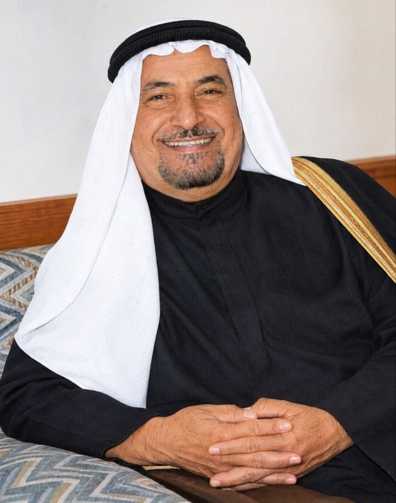 hmy888's tweet photo. من الأسواق… إلى دوائر القرار… رجلٌ صنع القيادات وآثر البقاء بعيدًا عن الأضواء

#عبدالعزيز_علي_عبدالوهاب_المطوع

ليست كل الشخصيات التي صنعت تاريخ الكويت حملت لقب حاكم، أو تقلدت منصبًا رسميًا، أو تصدرت صفحات الصحف.

ففي كل مرحلة من تاريخ الأمم، هناك رجال يعملون في صمت، لكن آثارهم تتجاوز أعمارهم، وتمتد إلى أجيال لم تلتقِ بهم قط. يمرون في حياتهم بهدوء، بينما تظل بصماتهم راسخة في الاقتصاد، والتعليم، والعمل العام، والعمل الخيري، وصناعة الرجال.

ومن بين أولئك الرجال، يبرز اسم #عبدالعزيز_علي_عبدالوهاب_المطوع.

لم يكن مجرد تاجر جمع ثروة، وإن كان من كبار تجار الكويت في القرن العشرين، ولم يكن مجرد محسن أنفق من ماله، وإن امتدت أياديه البيضاء إلى داخل الكويت وخارجها، ولم يكن سياسيًا يتنافس على المناصب، لكنه كان حاضرًا في دوائر القرار، قريبًا من صناعها، وواحدًا من الرجال الذين وثقت بهم الدولة، واحترمتهم القيادات، وقدرتهم النخب الاقتصادية والفكرية في العالم العربي.

كانت شخصيته تجمع بين خصال يصعب اجتماعها في رجل واحد؛ عقل التاجر، وانضباط الإداري، وبعد نظر رجل الدولة، وتواضع المؤمن الذي يرى أن المال وسيلة لا غاية، وأن الإنسان هو أعظم مشروع يمكن أن يتركه المرء بعد رحيله.

ولهذا، فإن قراءة سيرته ليست قراءة في حياة رجل أعمال ناجح، بل قراءة في مرحلة كاملة من تاريخ الكويت، يوم كانت البلاد تبني نفسها بجهود أبنائها، قبل أن تتدفق الثروة النفطية، وقبل أن تتشكل مؤسسات الدولة الحديثة.

⸻

ولد #عبدالعزيز_علي_عبدالوهاب_المطوع عام 1910، في الكويت التي كانت تعيش على البحر، والغوص، والسفر، والتجارة.

كانت المدينة آنذاك صغيرة في عمرانها، لكنها كبيرة في أخلاق أهلها.

لم تكن الشوارع معبدة، ولا المباني شاهقة، لكن القيم كانت شامخة.

كان الرجل يعرف بصدق حديثه قبل أن يعرف بثروته، وكانت الكلمة الموثوقة تعادل توقيعًا لا يمكن نقضه، وكانت السمعة الطيبة رأس المال الحقيقي الذي يتوارثه الأبناء عن الآباء.

في تلك البيئة فتح عبدالعزيز عينيه على الدنيا

نشأ في بيت #علي_عبدالوهاب_المطوع، أحد البيوت الكويتية المعروفة بالتجارة والاستقامة، فتعلم منذ صغره أن المال لا يكتسب قيمته من كثرته، وإنما من الطريقة التي يُكتسب بها، ومن الأثر الذي يتركه في حياة الناس.

كان والده يردد أن التجارة ليست بابًا للغنى فحسب، بل ميدانٌ للأخلاق، وأن التاجر إذا فقد أمانته فقد خسر كل شيء، ولو امتلأت خزائنه ذهبًا.

كانت تلك الكلمات أول مدرسة دخلها عبدالعزيز.

ثم جاءت المدرسة الثانية.

مع افتتاح المدرسة الأحمدية، التي شكلت بداية التعليم النظامي الحديث في الكويت، كان عبدالعزيز من أوائل طلابها، وتلقى فيها علوم القراءة والكتابة والحساب، في وقتٍ كان التعليم فيه امتيازًا لا يناله إلا القليل.

لكن التعليم، بالنسبة لذلك الجيل، لم يكن ينتهي بخروج الطالب من المدرسة.

بل كان يبدأ بعدها.

⸻

بعد انتهاء الدروس، كان عبدالعزيز يتجه إلى سوق الكويت.

ولم يكن السوق مجرد مكان للبيع والشراء.

كان جامعةً مفتوحة، يتعلم فيها الشباب من كبار التجار أكثر مما يتعلمونه من الكتب.

هناك، رأى كيف تُعقد الصفقات بالكلمة، وكيف تُحفظ الحقوق بالثقة، وكيف يبني التاجر اسمه طوال سنوات، وقد يفقده في لحظة إذا خان أمانته.

كان يسمع أسماء كبار التجار تتردد باحترام، لا لأنهم كانوا الأغنى، بل لأن الناس كانوا يطمئنون إليهم.

وهناك تشكلت فلسفته في الحياة.

أدرك أن الثروة لا تصنع المكانة…

بل الأخلاق هي التي تصنعها.

وأدرك أن المال قد ينتقل من يد إلى يد، لكن السمعة تبقى أو تضيع بحسب أفعال صاحبها.

ولهذا، لم يكن مستغربًا أن يبدأ خطواته الأولى في التجارة وهو يحمل من المبادئ أكثر مما يحمل من رأس المال.

كانت الكويت، في العقود الأولى من القرن العشرين، بوابة الخليج التجارية.

تصل إليها السفن من الهند وشرق أفريقيا والبصرة، وتخرج منها البضائع إلى أنحاء الجزيرة العربية.

وكان التاجر الكويتي لا يكتفي بمعرفة الأسعار، بل كان يعرف الرجال.

وكانت العلاقات، في عالم التجارة، أثمن من الأموال.

وسط هذا العالم، بدأ اسم عبدالعزيز المطوع يكبر عامًا بعد عام.

لم يكن متعجلًا.

ولم يكن من هواة المغامرات التي تبني ثروة سريعة.

كان يؤمن أن البناء الحقيقي يبدأ ببطء، لكنه يبقى طويلًا.

واتسعت أعماله شيئًا فشيئًا، حتى امتدت إلى بيروت، التي كانت آنذاك العاصمة التجارية والثقافية للمشرق العربي، ثم إلى المملكة العربية السعودية، حيث أصبح له حضور اقتصادي بارز، وبنى شبكة واسعة من العلاقات مع رجال التجارة والاقتصاد.

لكن اتساع التجارة لم يغير طباعه.

ظل الرجل نفسه…

هادئًا…

قليل الكلام…

دقيقًا في مواعيده…

لا يعد إلا بما يستطيع الوفاء به.