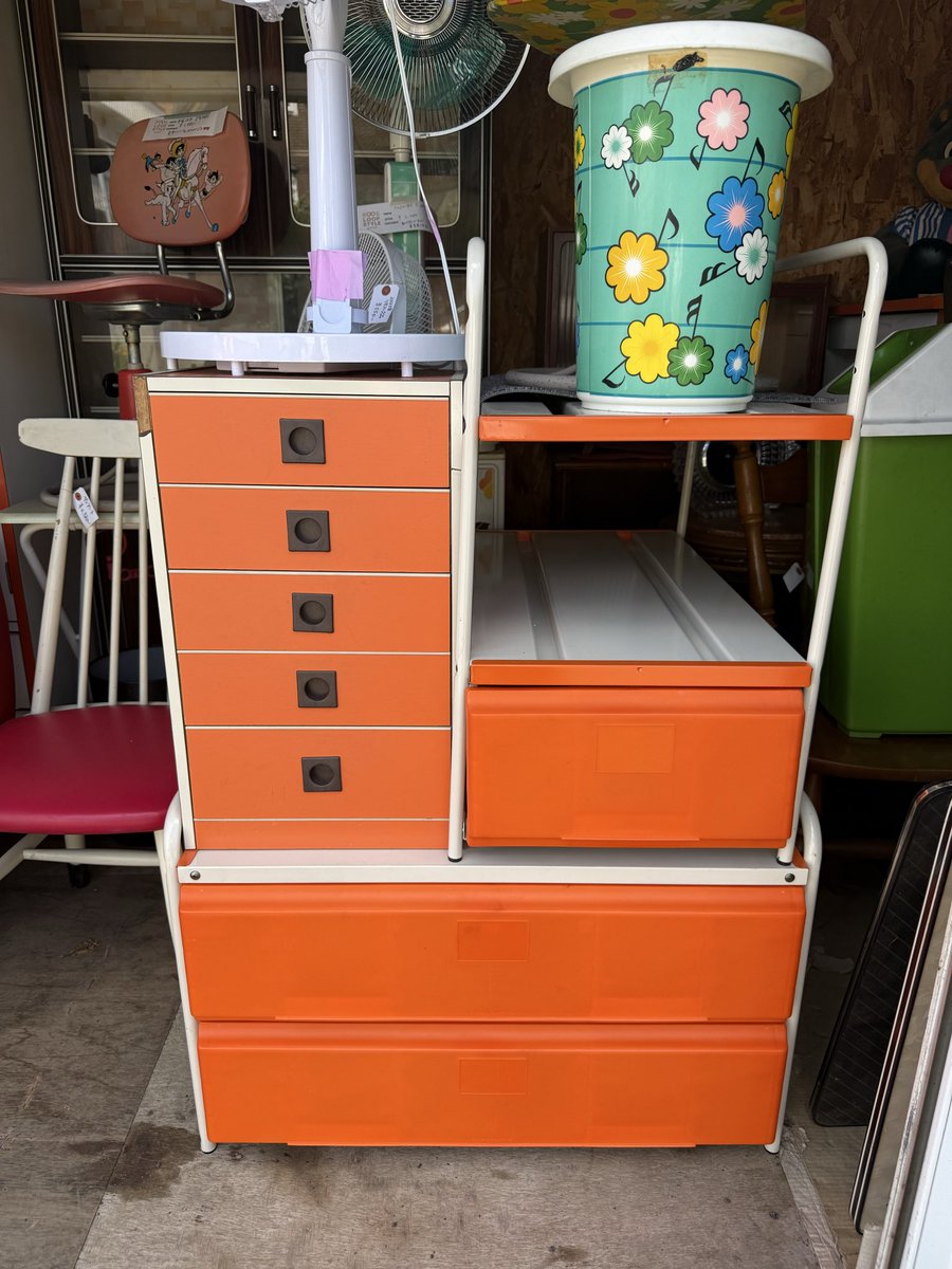 オレンジのレトロなスチール引き出しとラックが入荷しました！ 次回