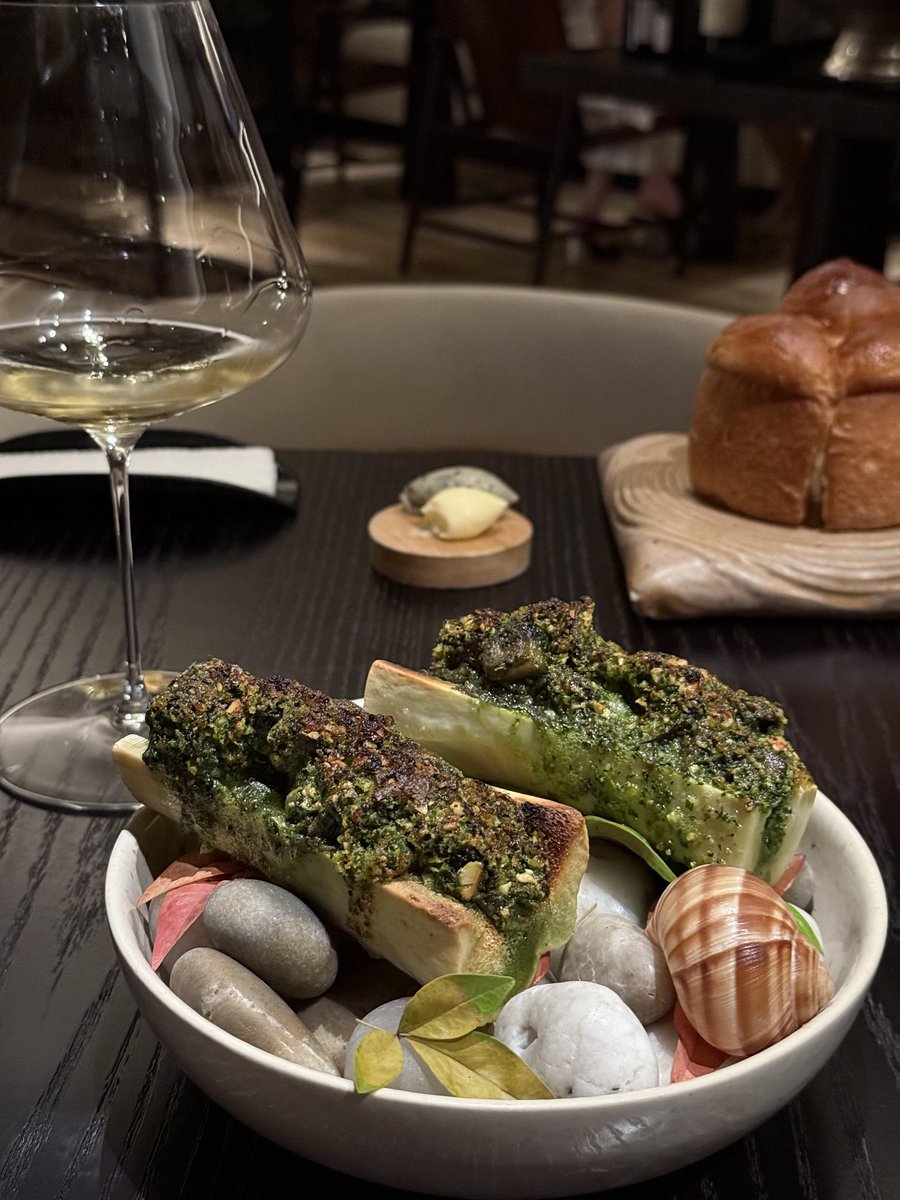 Mo0923v075's tweet photo. Enjoying a leisurely dinner at a stylish Western restaurant during the holidays, with delicate appetizers and seafood pasta, was absolutely delicious. A highly recommended restaurant!😍 https://t.co/sWFxYn0GcJ