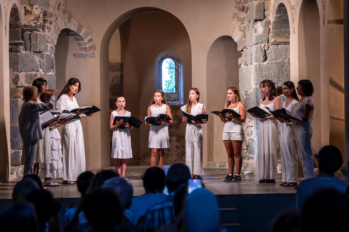 patrimonigencat's tweet photo. 🎼 Arrenca el cicle de música medieval 'Espais sagrats' al conjunt monumental de Sant Pere de Rodes!

La jornada inaugural va incloure una visita guiada musicalitzada i un concert inspirat en els pelegrinatges medievals, amb la participació de la Maîtrise de l’IRVEM. https://t.co/aLR4jnSZgY