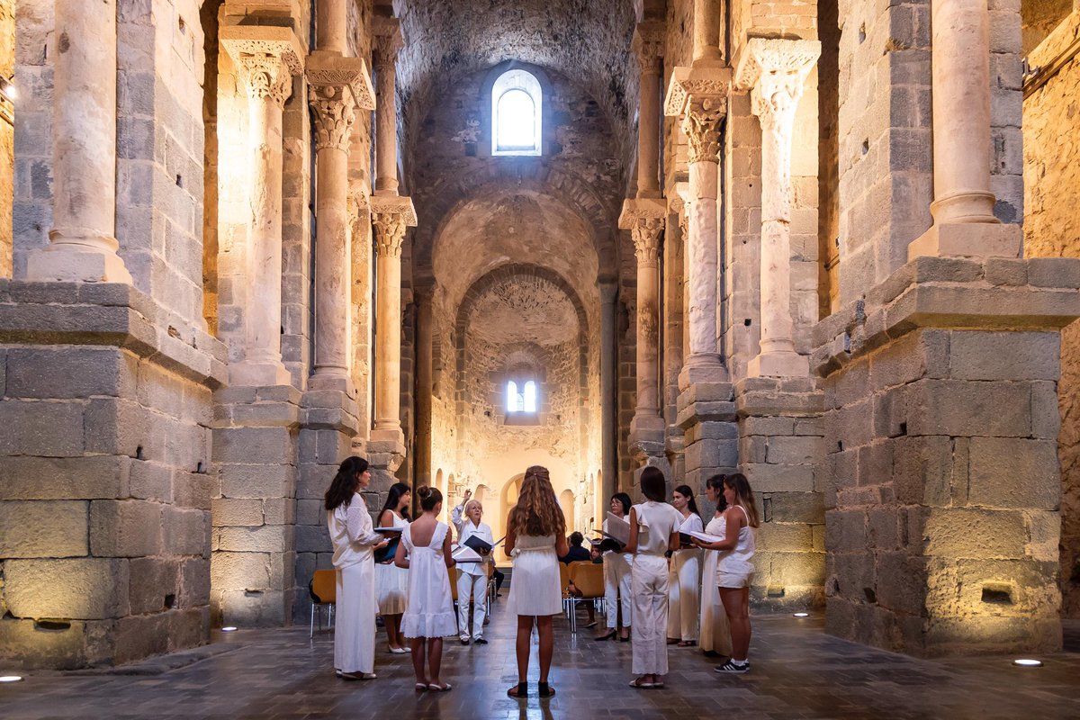 patrimonigencat's tweet photo. 🎼 Arrenca el cicle de música medieval 'Espais sagrats' al conjunt monumental de Sant Pere de Rodes!

La jornada inaugural va incloure una visita guiada musicalitzada i un concert inspirat en els pelegrinatges medievals, amb la participació de la Maîtrise de l’IRVEM. https://t.co/aLR4jnSZgY