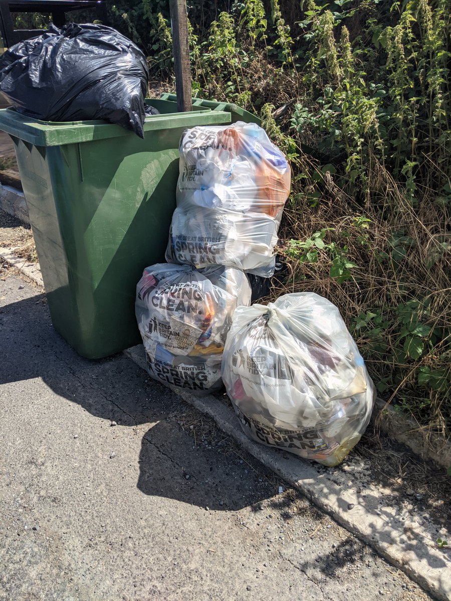 EricTorrington's tweet photo. 3-pick #Sunday with #coffee & cardamon tray bake at #MusetteEats . #Coaley Peak Viewing Point the A46 #Nailsworth with Carol & A38 #Cambridge homeward bound. Over 750 #litter items & 3 bags dedicated to @markrowlands569 #onemillionbags #litterpollution #gloucestershire @StroudDC https://t.co/k8Kec7F0wS