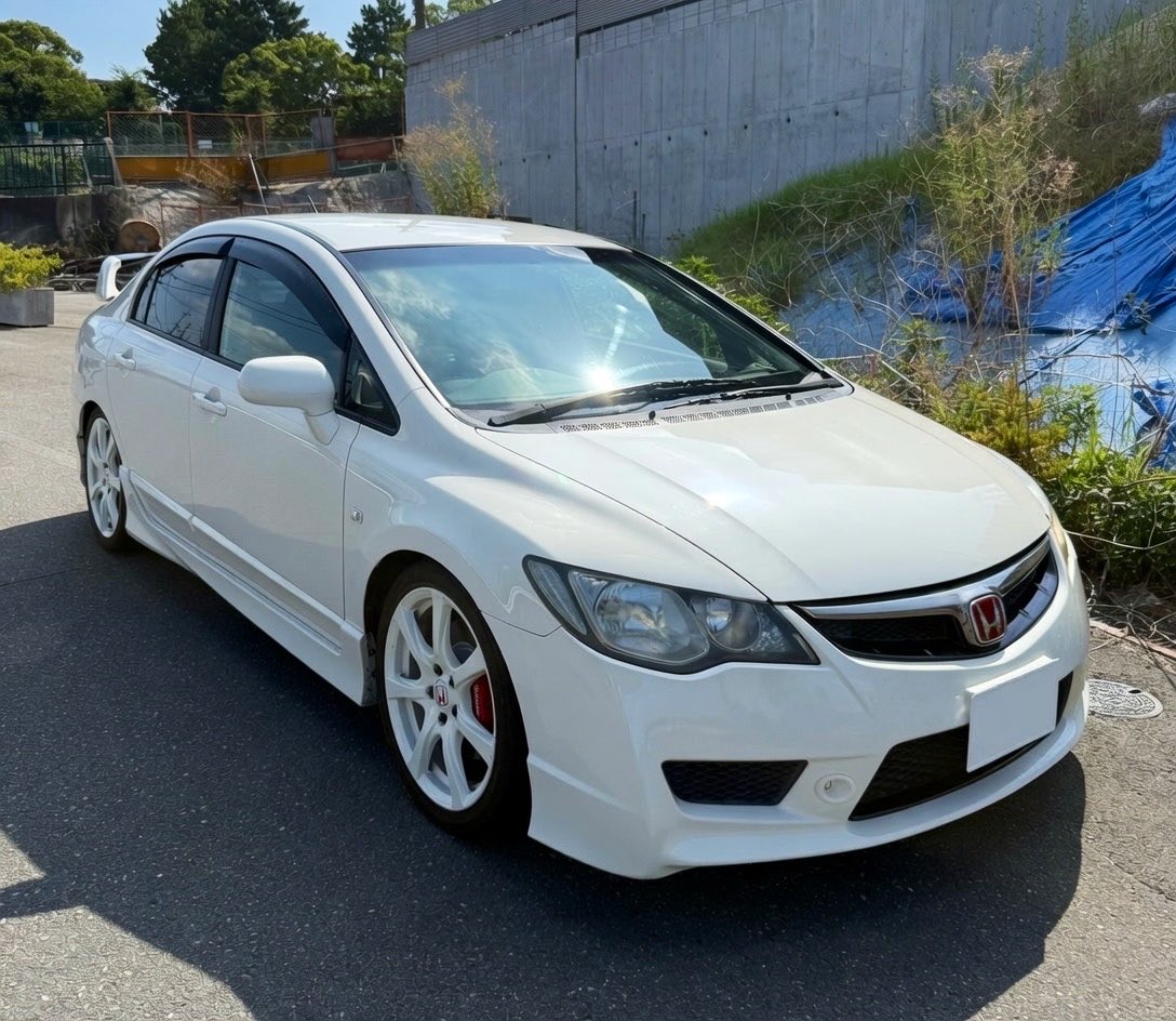 makotu_ef9's tweet photo. 昨日はFD2 ご納車させて頂きました✅

ぱっと見ノーマルですがタイプRをそのまま納車するのは僕の中で違うのでサクッとミニサーキットでも楽しめるように制動力の高いブレーキパッドに沸点の高いブレーキフルード メッシュブレーキホース等取り付けています🚗💨

販売前はルーフライニング垂れて無かったですが納車前に暑さで垂れてきたので追加料金無しで張り替え、スピードメーターの液晶も欠けてしまったので追加料金無しで純正新品交換してご納車😊‼️

希少な高値で取引されてる純正オプションのビームライトが素敵です✨