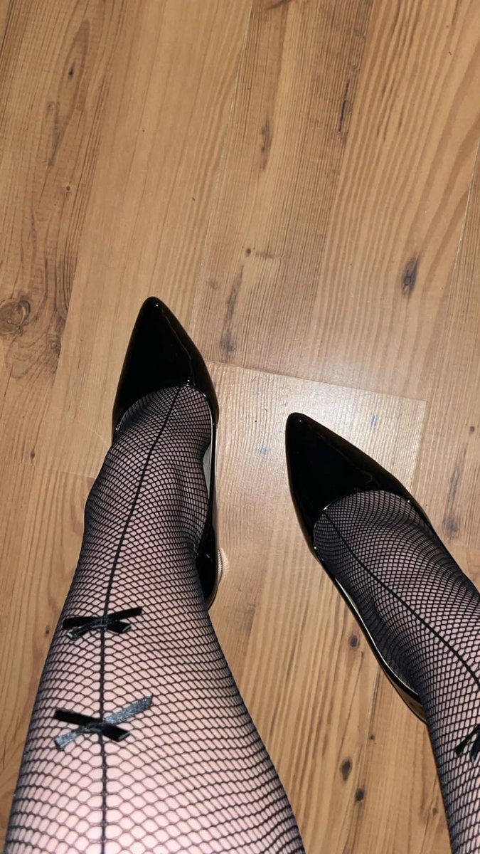 _Patrycja_69's tweet photo. Którą opcję wybierasz cioto ?
1. Być zdeptanym przez te szpilki 👠
2. Czyścić ta brudną skarpetkę w pysku 🧦👅
#findom #feetfetish #domme #goddess #foot #mistress #femdom #feet #domination #socks #moneyslave #domina #PLFindom #brudneskarpetki
#polskadomina #stopy https://t.co/E5s7cfWyFY