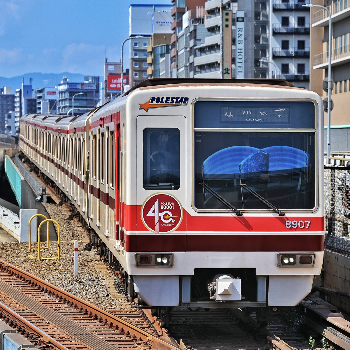 noafactory's tweet photo. 北大阪急行電鉄　８０００形８００７Ｆ「ポールスター号」「営業開始４０周年記念」ＨＭ掲出編成＠新大阪
土曜日３３２３Ｆ捕獲後、ついでにコレも捕獲出来そうだったので３０分ほど待ちました。
#北大阪急行電鉄
#８０００形８００７Ｆ
#ポールスター号営業開始４０周年記念
#新大阪駅 https://t.co/dwgR8sd80t