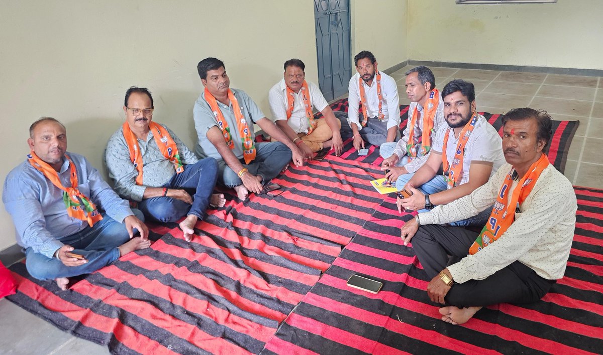 NareshVais9928's tweet photo. आज गणेश नगर (वार्ड 72) के आदर्श नगर स्थित सामुदायिक भवन में कार्यकर्ताओं के साथ आदरणीय PM श्री @narendramodi जी के '#MannKiBaat' का 136वां संस्करण सुना।

PM जी ने कारगिल के वीरों को नमन, आत्मनिर्भर भारत, जल संरक्षण, युवा शक्ति व 'वोकल फॉर लोकल' जैसे विषयों पर प्रेरक संवाद किया। https://t.co/Qw8XONvp1e
