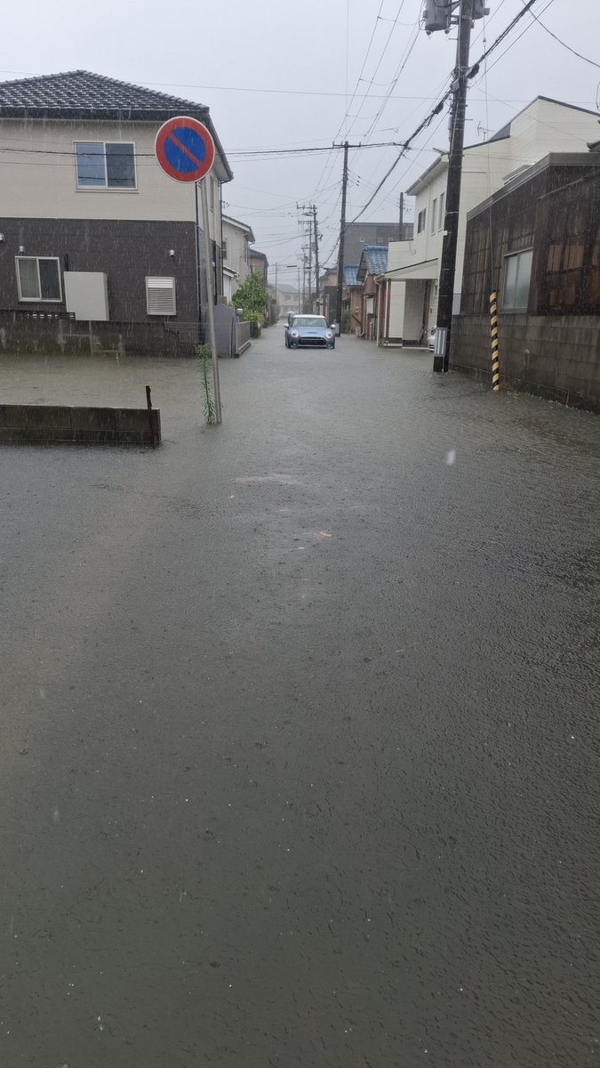 keratyanpe's tweet photo. 今日は散々だった☔
足くらいの水深が、1時間で膝下くらいまで来るし、妻の車は浸水してエンジンストップ🙅🏻‍♀️
レッカーは明日まで来ず、押して近くの駐車場まで避難🤦‍♀️
CR-Vは、エンジンついてるとギアが入らなくなる事態に… https://t.co/PlieqfMe91