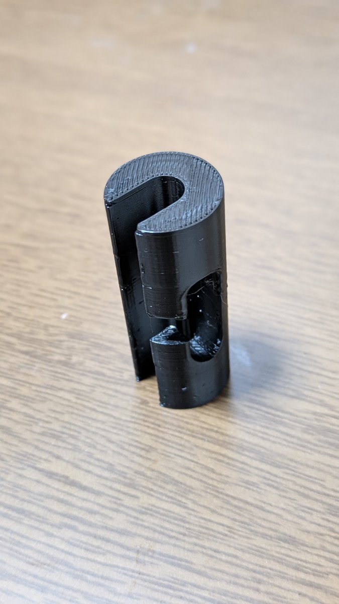 ike_cmbo's tweet photo. 照明のコードが長いのが嫌だったから見様見真似でアジャスターを3Dプリンタで設計召喚してみたが、上手いこといってうれしい　店で買えば110円のものを、重量比計算で84円で作ることができた（電気代、プリンタ償却費除く）…節約になってるかはだいぶ怪しい https://t.co/umJ9KoRcXT