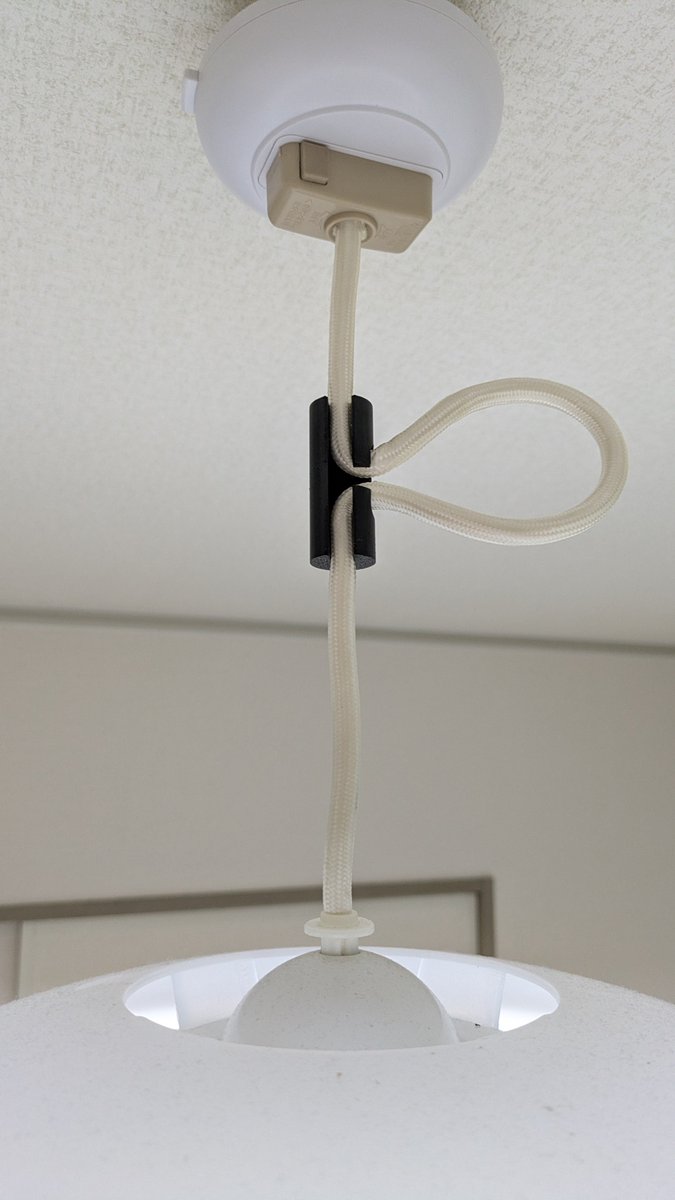 ike_cmbo's tweet photo. 照明のコードが長いのが嫌だったから見様見真似でアジャスターを3Dプリンタで設計召喚してみたが、上手いこといってうれしい　店で買えば110円のものを、重量比計算で84円で作ることができた（電気代、プリンタ償却費除く）…節約になってるかはだいぶ怪しい https://t.co/umJ9KoRcXT