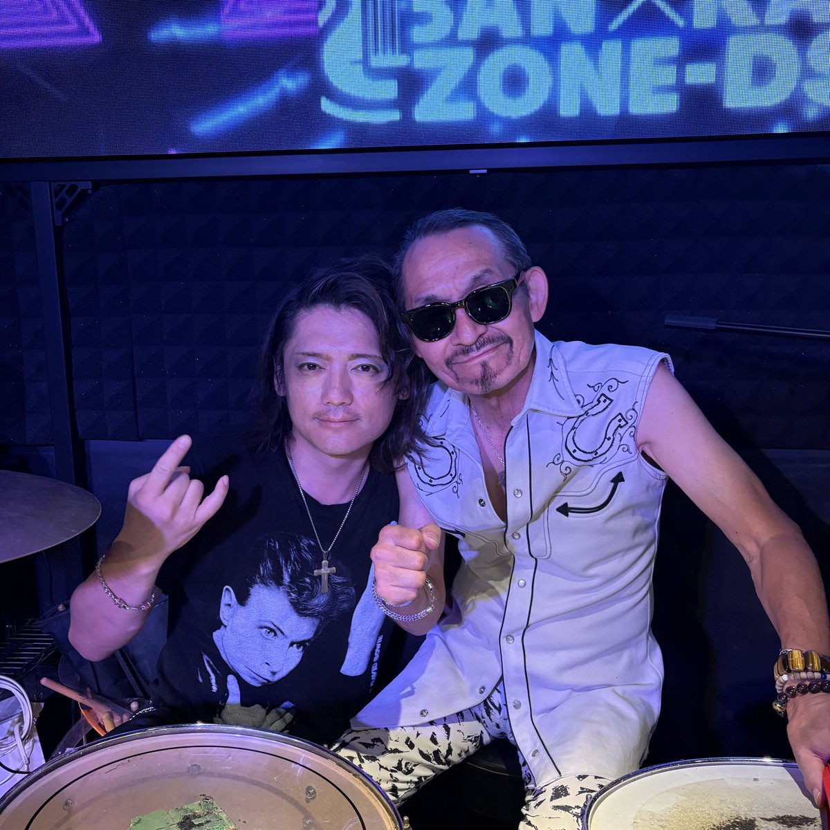 makotonton0915's tweet photo. ご本人から再びパッション注入してもらいました🥁 
一番大好きな　MEMØRY を一緒に✌️
叩きながらサビのコーラスやってくれて最高😊
さぁ8月１日目黒ライブステーションはこの流れで勢いよくライブ‼️チケットの問い合わせは自分かメンバーまで。
#高橋まこと
#原子のドラム
#DEARPAPA 
#ボウイコピバン https://t.co/0Ee6uJsUNV