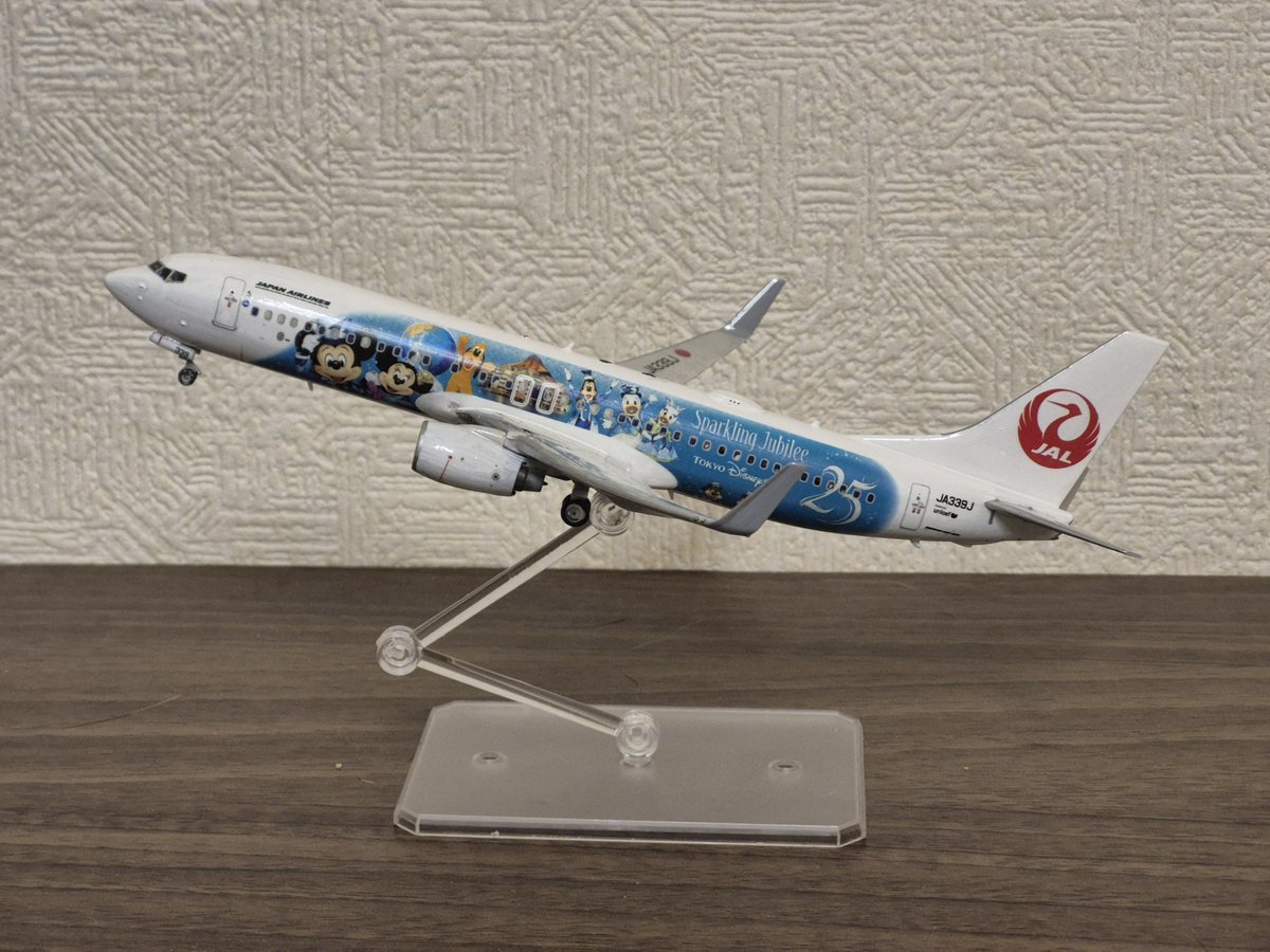 keikyu1033's tweet photo. #旅客機カーニバル26夏への扉
#ハセガワ
#旅客機プラモ 
1/200 JAL B737-846/WL JA339J Sparkling Jubilee
ハセガワのこだわりキットに8A Decalを組み合わせました。
8Aはディズニー物への反応が早く、実機登場後すぐに製品化されました。 https://t.co/XfJo1cUTiP