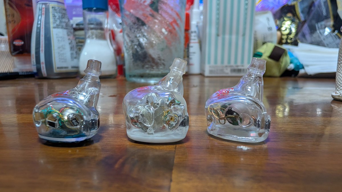 19_kakeru_'s tweet photo. こう比べるとけっこう厚みも音導管も違うな

LIVE　ドライバー数の割に薄い、音導管はシングル（途中で合流）
RR　一番厚い、音導管は独立
6pro　RRに近い厚み、音導管は独立 https://t.co/zZFwjXeSZ8