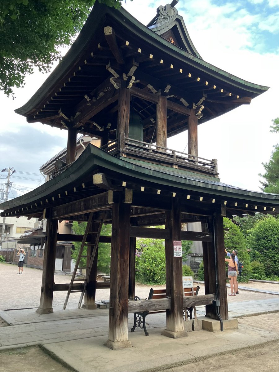 nanagoro3's tweet photo. ＃飛騨国分寺

かなり���く、創建は746年頃といわれます。聖武天皇の命で建立された全国60ヶ所の国分寺の1つです。
高山の街を散策しているときに、急に大きな三重塔が現れ、びっくりしました。7/18 https://t.co/ut3K249PyT