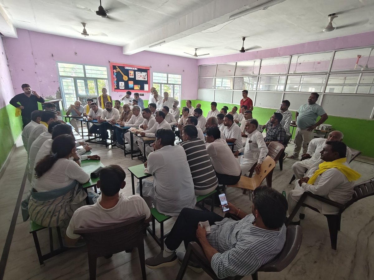 DrSushilKrGupta's tweet photo. 🔥 जींद में @AAPHaryana प्रदेश कार्यकारिणी बैठक: भाजपा सरकार की जनविरोधी नीतियों के खिलाफ प्रस्ताव पारित! इस दौरान प्रदेश स्तरीय कोर कमेटी का गठन किया गया। और सर्वसम्मति से कई
प्रस्ताव पारित किए गए।

मीटिंग के मुख्य संकल्प:
✅ पानी संकट व किसानों को MSP-मुफ्त बिजली की गारंटी।
✅ राम मंदिर के चंदा चोरों को सजा के लिए PM को भेजे जाएंगे लाखों हस्ताक्षर पत्र।
✅ SIR प्रक्रिया में 33 लाख वोटर्स प्रभावित होने पर 'आप' हरियाणा के BLA-2 द्वारा बूथ स्तर पर निगरानी।
✅ आशा कार्यकर्ताओं को पूर्ण कर्मचारी का दर्जा व बकाया मानदेय।
✅ पुलिस सुधार व अमानवीय व्यवहार के खिलाफ सख्त कार्रवाई
हरियाणा की जनता अब बदलाव चाहती है! ✊
#AAPHaryana #BadlegeHaryana #Jind