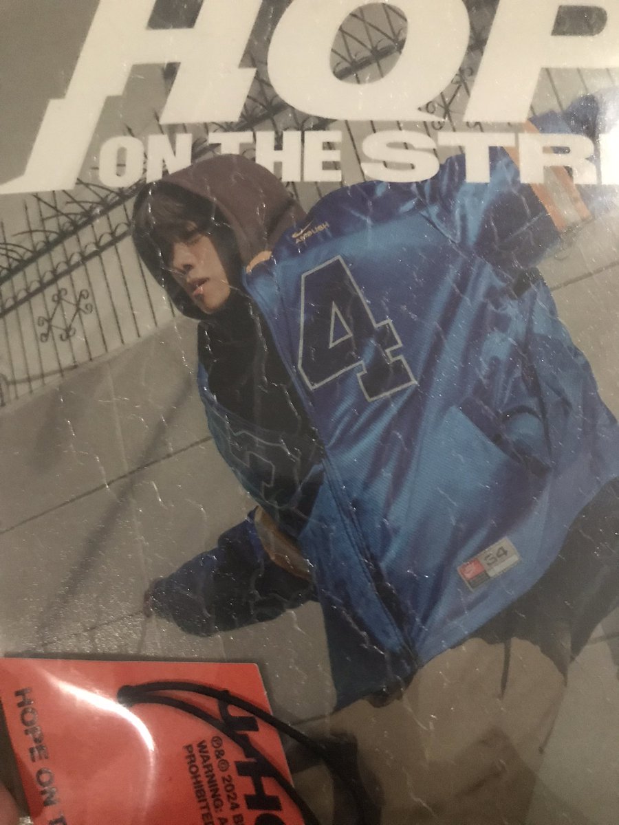 han_nnnaa's tweet photo. The cover for hots album a bit wrinkly https://t.co/5D6qjxfiEU