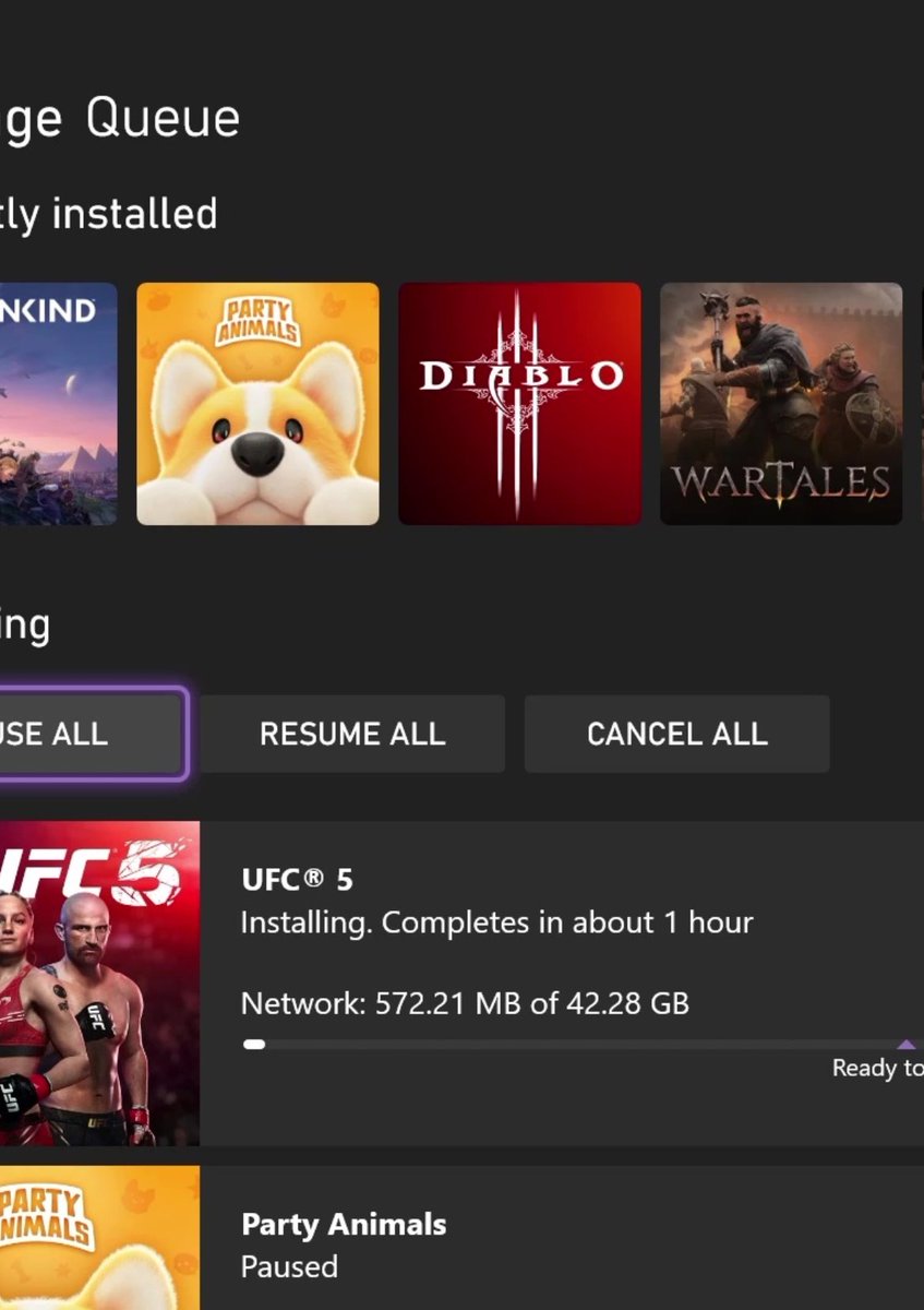 Metaload_ES's tweet photo. 🚨🔥 OFICIAL: Xbox por fin va a arreglar uno de sus problemas más viejos: las velocidades de descarga. Microsoft está probando un nuevo sistema de descarga inteligente que promete instalaciones y actualizaciones más rápidas y, sobre todo, más consistentes.

⚙️ El truco está en cómo funciona. En cuanto arranca una descarga, el cliente comprueba qué servidores de contenido hay disponibles, mide la velocidad de cada uno y elige el más rápido para esa descarga. Y no se queda ahí: repite la comprobación de forma periódica, así que si tu servidor se congestiona, salta a otro mejor sobre la marcha. La idea no es tanto subir el tope máximo como acabar con esos bajones aleatorios que dejaban las descargas a 20 Mbps sin motivo.

‼️ De momento está en pruebas para los miembros del anillo Alpha Skip-Ahead del programa Insider, enfocado en consola, aunque los primeros tests apuntan a mejoras también en PC y en la ROG Xbox Ally. Si todo va bien, irá bajando al resto de anillos antes del lanzamiento público en las próximas semanas.

¿Sufrís vosotros también esas descargas inconsistentes en Xbox?