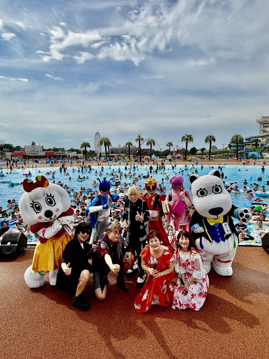 yaedon's tweet photo. #よみうりランドプールWAI
#真夏のアニソンスプラッシュ

午前と午後のステージの間に激しい豪雨
20分遅れでしたが無事にできました！
みなさんありがとうございました✨

串田アキラさん✨
爽快ヒーロースカットマン🚿
グッドくん👍ラッキーちゃん🎀

鈴木美潮さん高取ヒデアキさん
石原慎一さんと https://t.co/nChgeJlhzu
