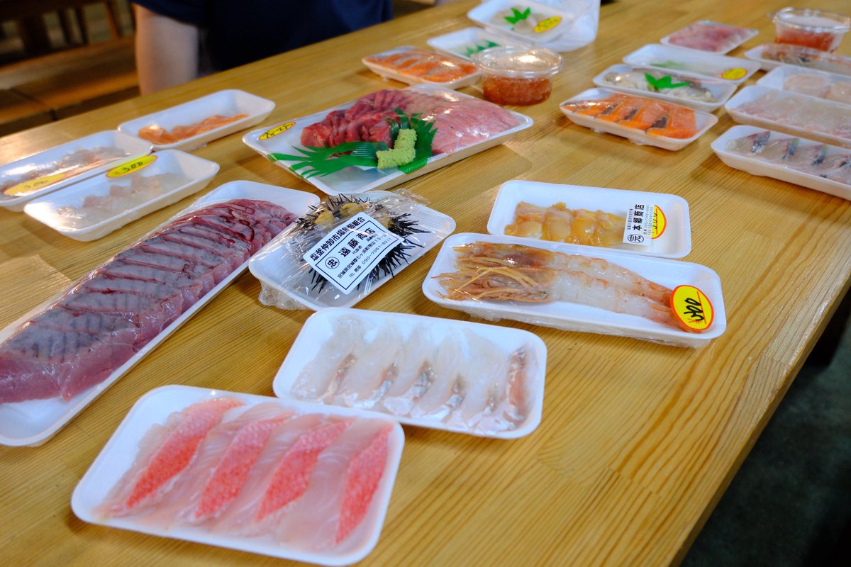 carrottrip's tweet photo. 利府でライブ見た翌朝、市場でオリジナル海鮮丼作って食べたけど、選ぶの楽しいし美味しいし、めっちゃ良かった

一個一個が安いから気づいたら数千円になってるんだけど、多分こっちで食べたら数倍になってそう https://t.co/RbWmgAWAwB