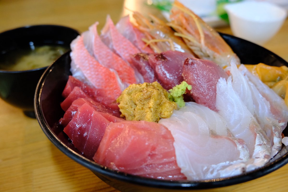 carrottrip's tweet photo. 利府でライブ見た翌朝、市場でオリジナル海鮮丼作って食べたけど、選ぶの楽しいし美味しいし、めっちゃ良かった

一個一個が安いから気づいたら数千円になってるんだけど、多分こっちで食べたら数倍になってそう https://t.co/RbWmgAWAwB