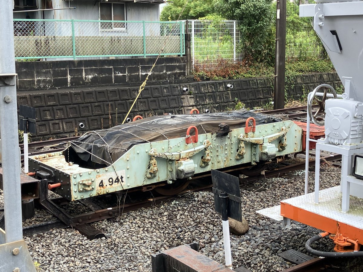 F7FX6oDQL1XOrt6's tweet photo. 手前に見える物の正体は、デキ45の形見の台車ですね。クレーンの荷重試験用なんだそうで、主電動機まで装架されたままです。員弁川の砂利取り線を知ってる唯一の存在ですね。 https://t.co/XsYWZpb9Xo