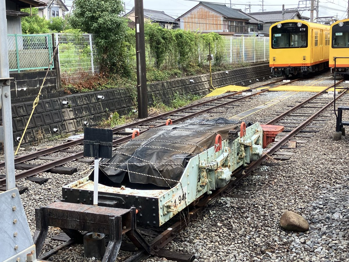 F7FX6oDQL1XOrt6's tweet photo. 手前に見える物の正体は、デキ45の形見の台車ですね。クレーンの荷重試験用なんだそうで、主電動機まで装架されたままです。員弁川の砂利取り線を知ってる唯一の存在ですね。 https://t.co/XsYWZpb9Xo