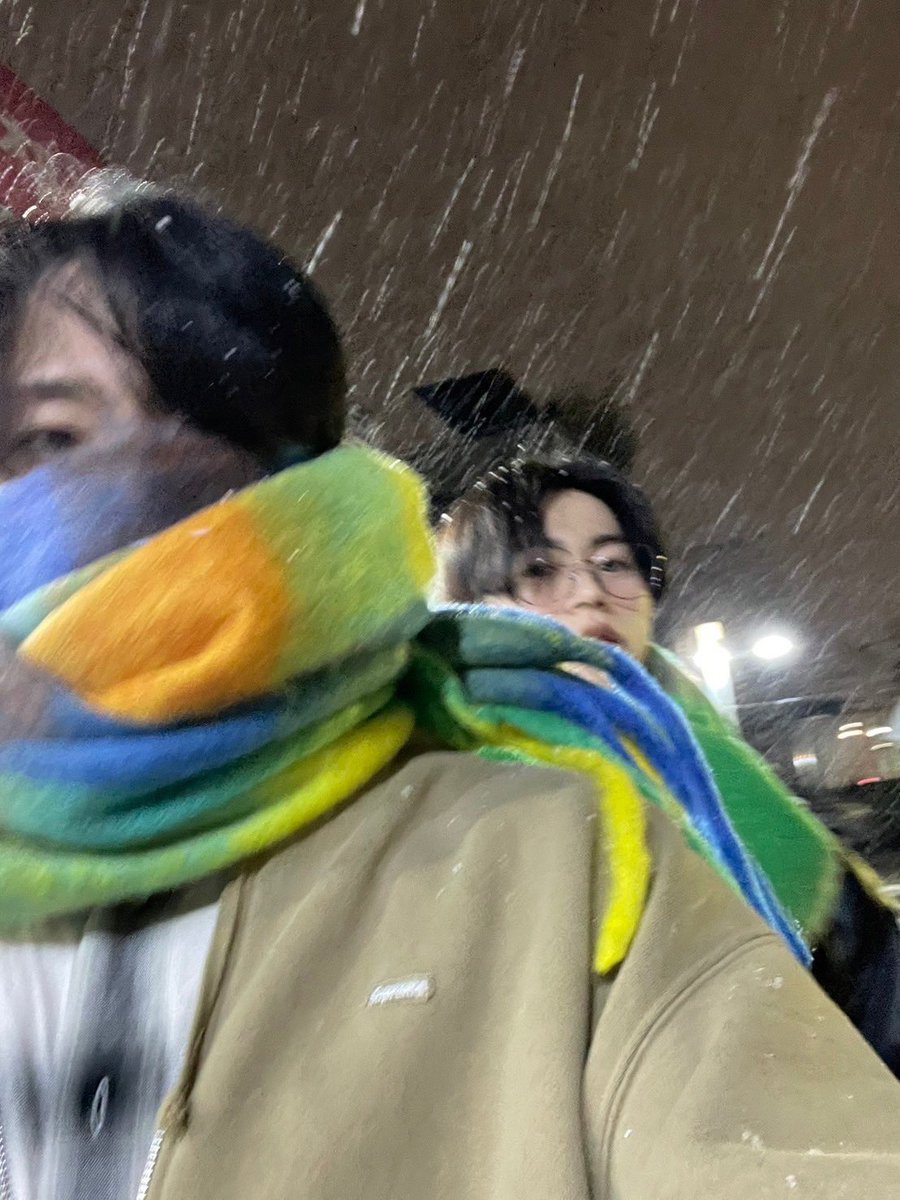junkun_takkun's tweet photo. 【⠀韓国で雪に凍える純喜にマフラーを買ってあげるきまちゃん⠀】←私が1番好きなじゅんきまエピソード♩ https://t.co/CqvWouIM79